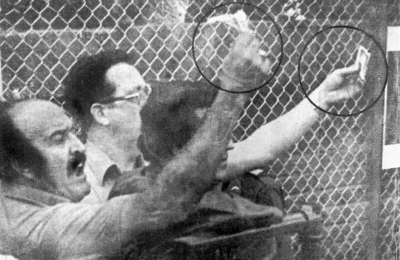El expresidente de Nacional, Hernán Botero Moreno (de gafas), mostrando fajos de dólares a un árbitro en 1981. / Archivo