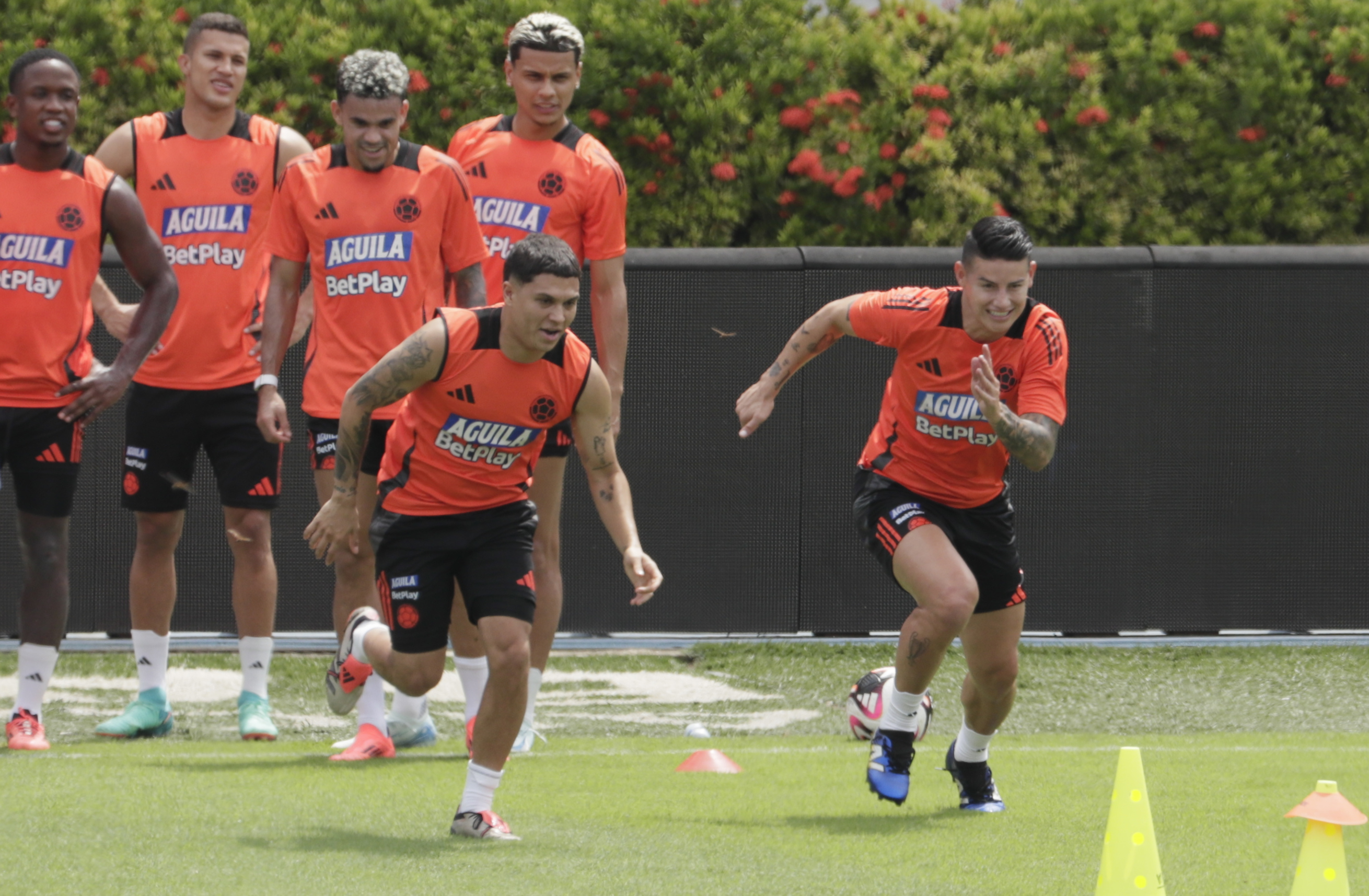 AME7046. BARRANQUILLA (COLOMBIA), 14/10/2024.- Juan Fernando Quintero (i) y James Rodríguez de Colombia participan en un entrenamiento este lunes, en el estadio Metropolitano en Barranquilla (Colombia). Colombia y Chile se enfrentarán este martes en la décima jornada de las Eliminatorias Suramericanas, un juego que dará una oportunidad a los cafeteros para mantenerse en la parte alta de la tabla ante un rival que está en la última posición y al que se le agotan las oportunidades. EFE/ Carlos Ortega