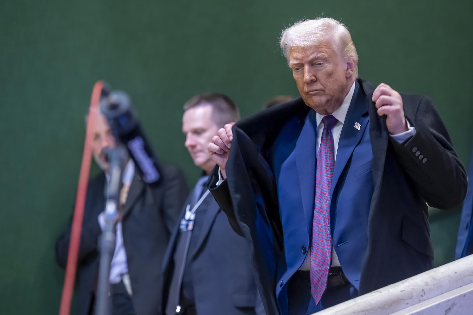 Trump, otra vez con moretones: la Casa Blanca dice que es por golpes contra una mesa