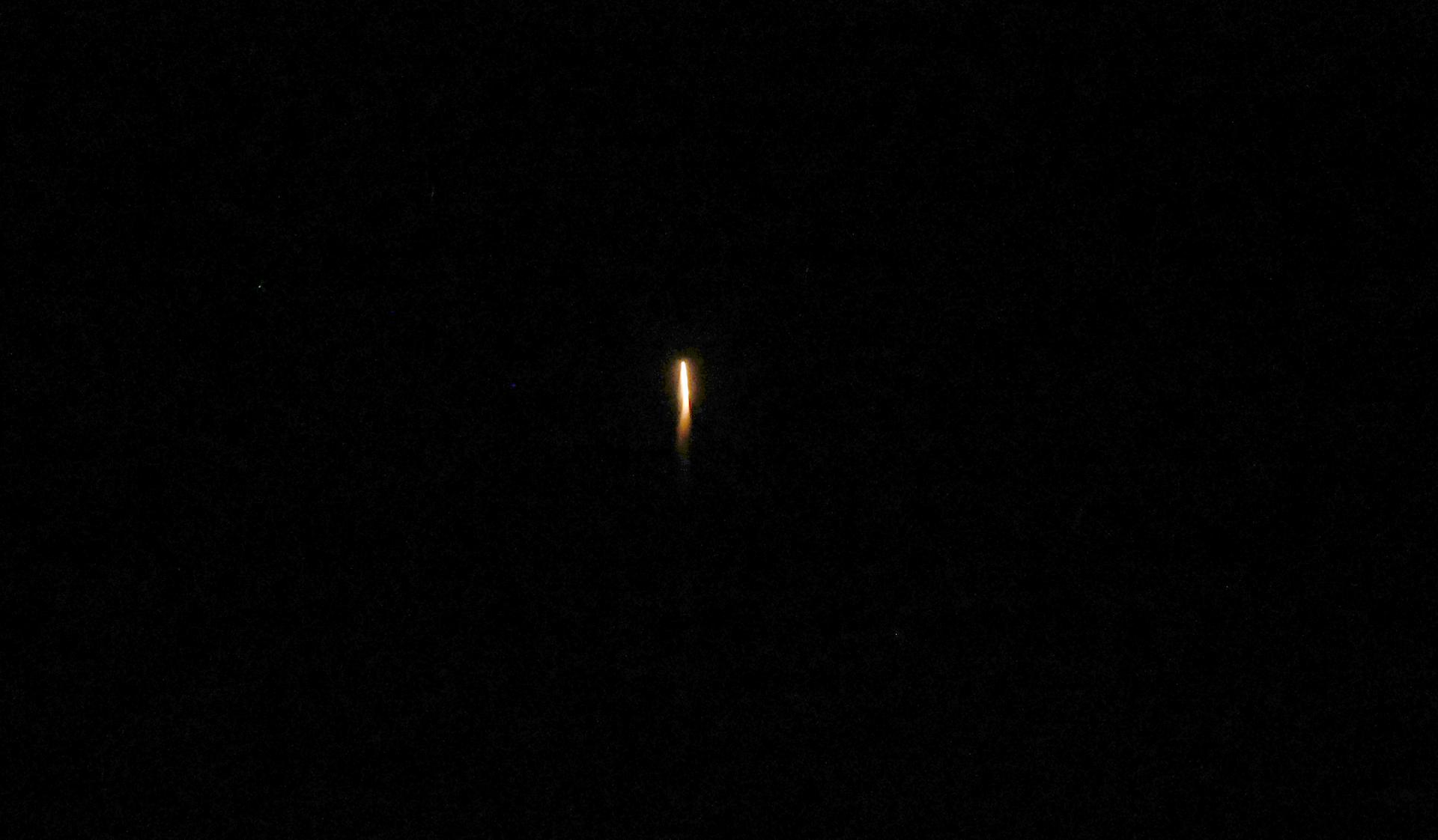 NABLUS (-), 19/06/2025.- Missiles are seen above the West Bank city of Nablus, 19 June 2025. Israel and Iran have been exchanging fire since Israel attacked Iran on 13 June 2025 as part of operation 'Rising Lion'. EFE/EPA/ALAA BADARNEH