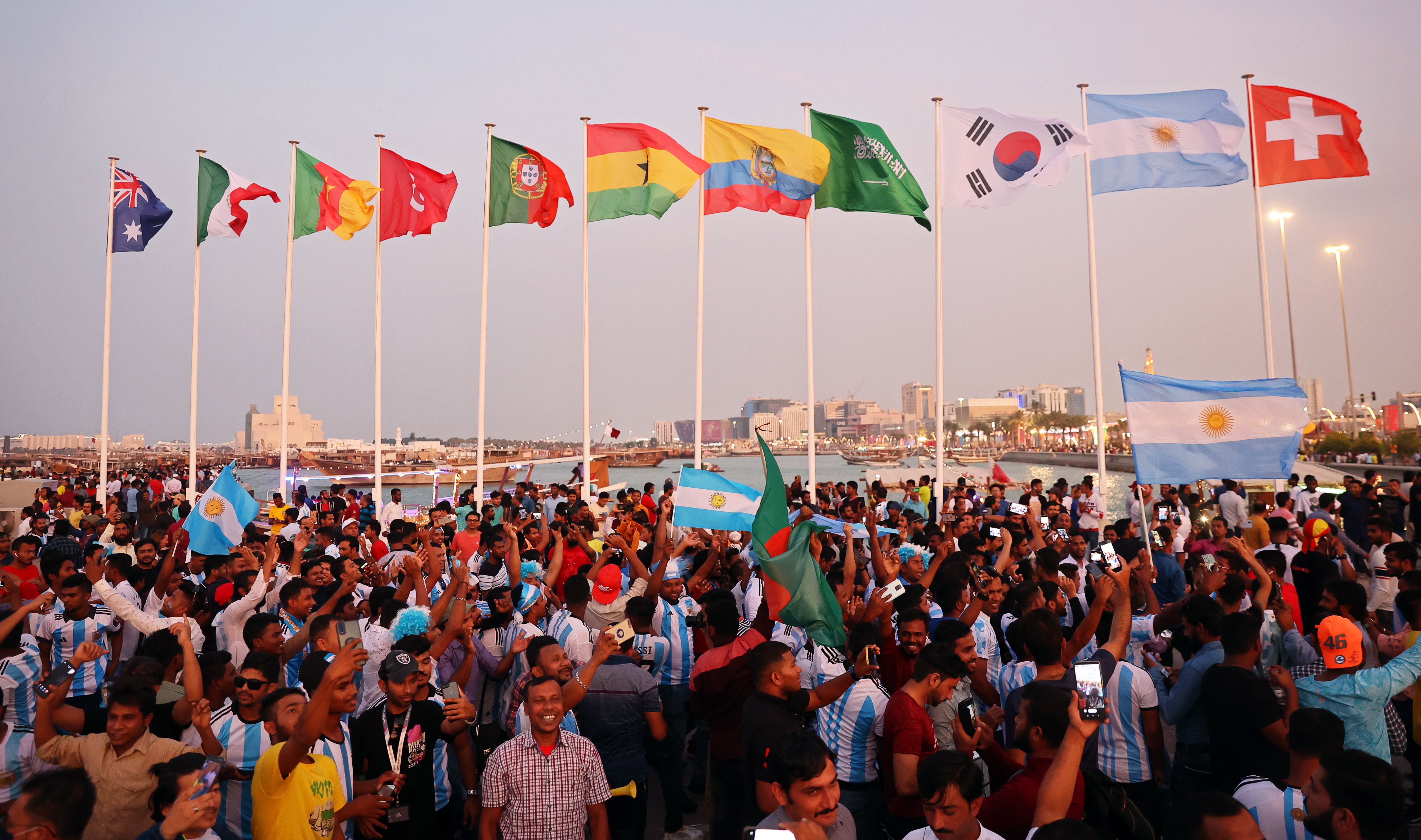 Doha (Qatar), 18/11/2022.- People gather at the Corniche waterfront promenade in Doha, Qatar, 18 November 2022. The FIFA World Cup 2022 will take place from 20 November to 18 December 2022 in Qatar. (Mundial de Fútbol, Roma, Catar) EFE/EPA/ABIR SULTAN
