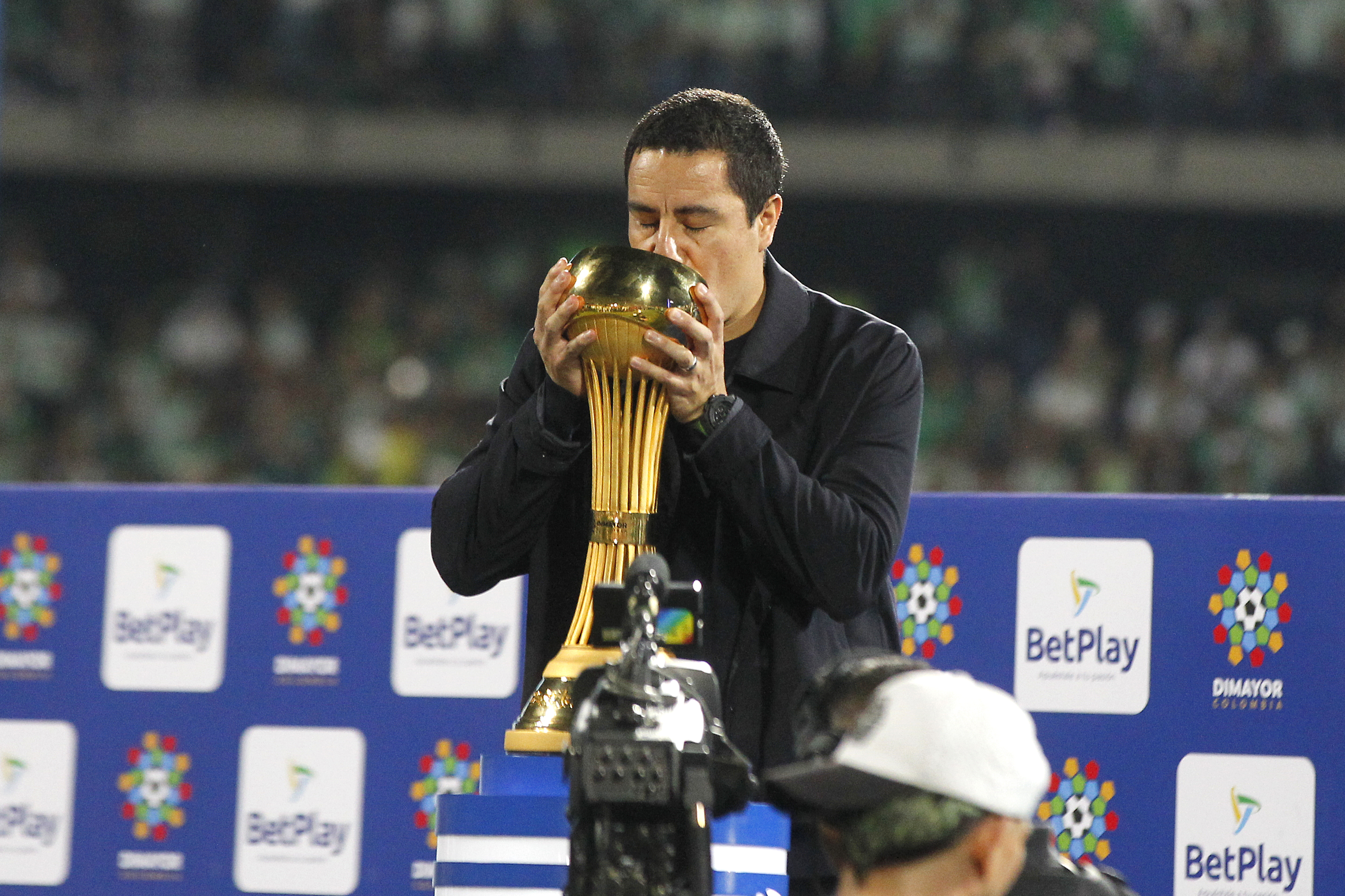 AME7028. MEDELLÍN (COLOMBIA), 22/12/2024.- El entrenador mexicano de Atlético Nacional, Efraín Juárez, le da un beso a la copa luego de ganar el título de la Liga Profesional de Colombia este domingo, en la final frente a Deportes Tolima en el estadio Atanasio Girardot en Medellín (Colombia). EFE/ STR