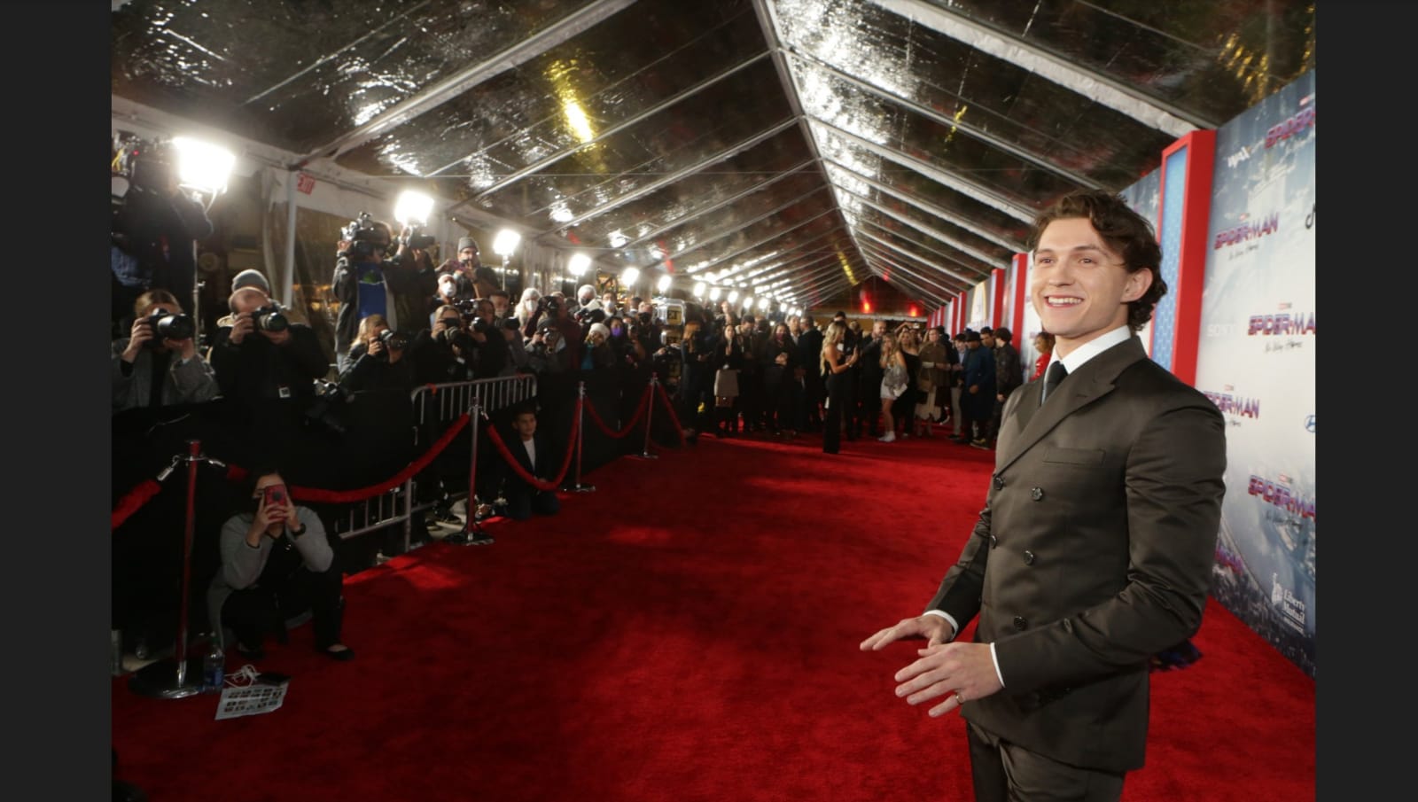 Tom Holland se vio abrumado en la alfombra roja de su película.