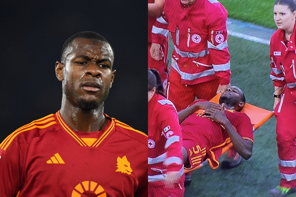 Evan Ndicka se marcha en camilla del partido de la Roma.