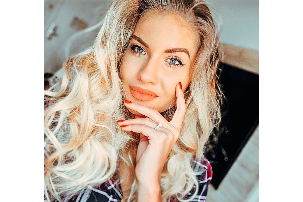 Bronislava Gregušová como es su verdadero nombre, es una modelo eslovaca que se roba las miradas en su cuenta de Instagram donde tiene 91 mil seguidores. Dentro de sus publicaciones, se destacan fotografías de campañas publicitarias y algunas con su novio, el actor Mario Cimarro, quien le dio vida a Juan Reyes en ‘Pasión de Gavilanes’.