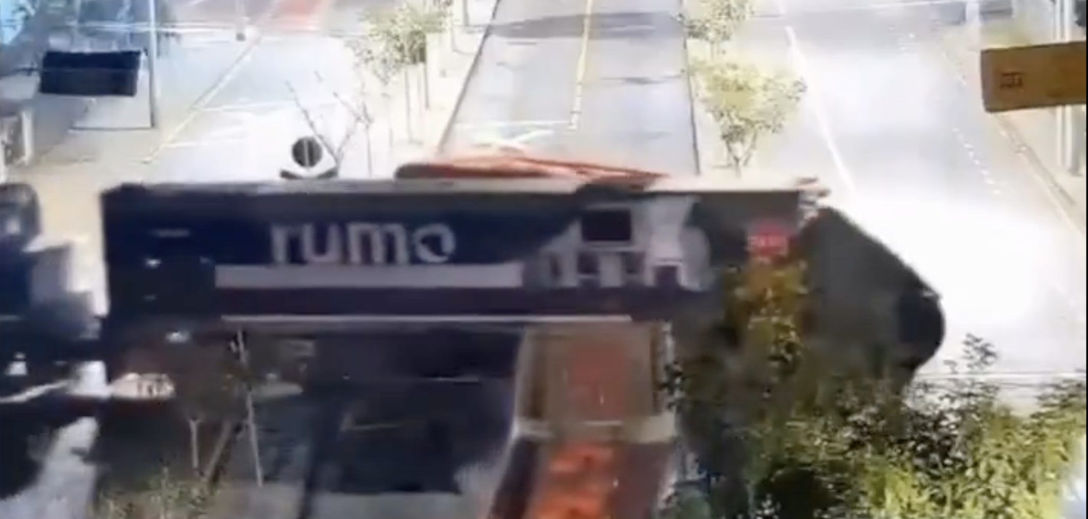 Accidente en Brasil: un tren partió en dos a un bus con 25 pasajeros