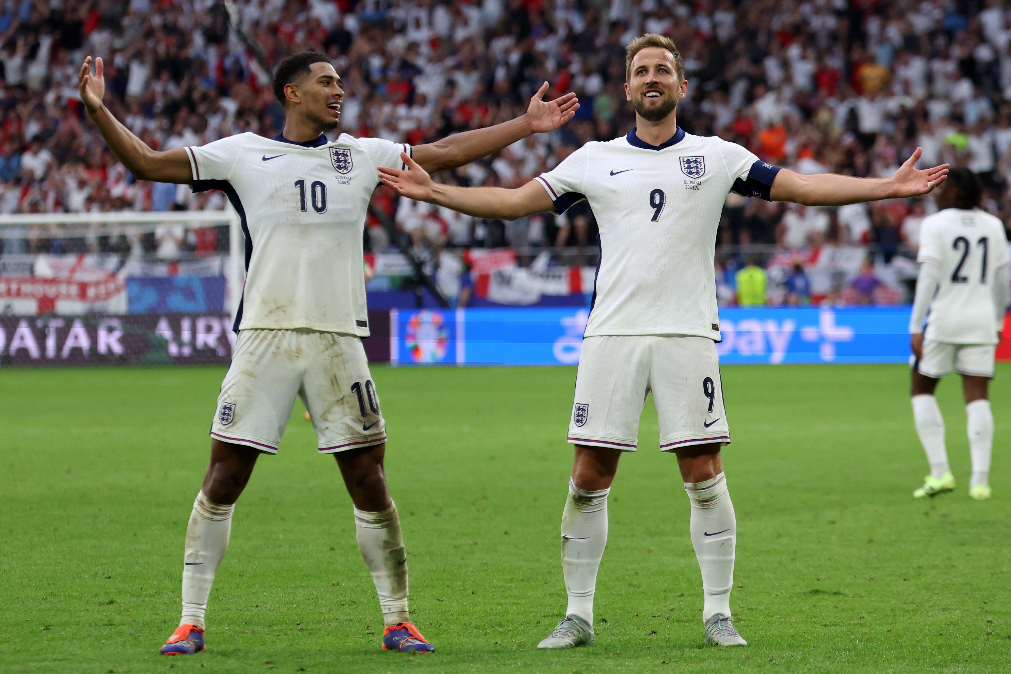 Gelsenkirchen (Germany), 30/06/2024.- Jude Bellingham of England celebrates scoring the 1-1 goal with his teammate Harry Kane (R) during the UEFA EURO 2024 Round of 16 soccer match between England and Slovakia, in Gelsenkirchen, Germany, 30 June 2024. (Alemania, Eslovaquia) EFE/EPA/CHRISTOPHER NEUNDORF