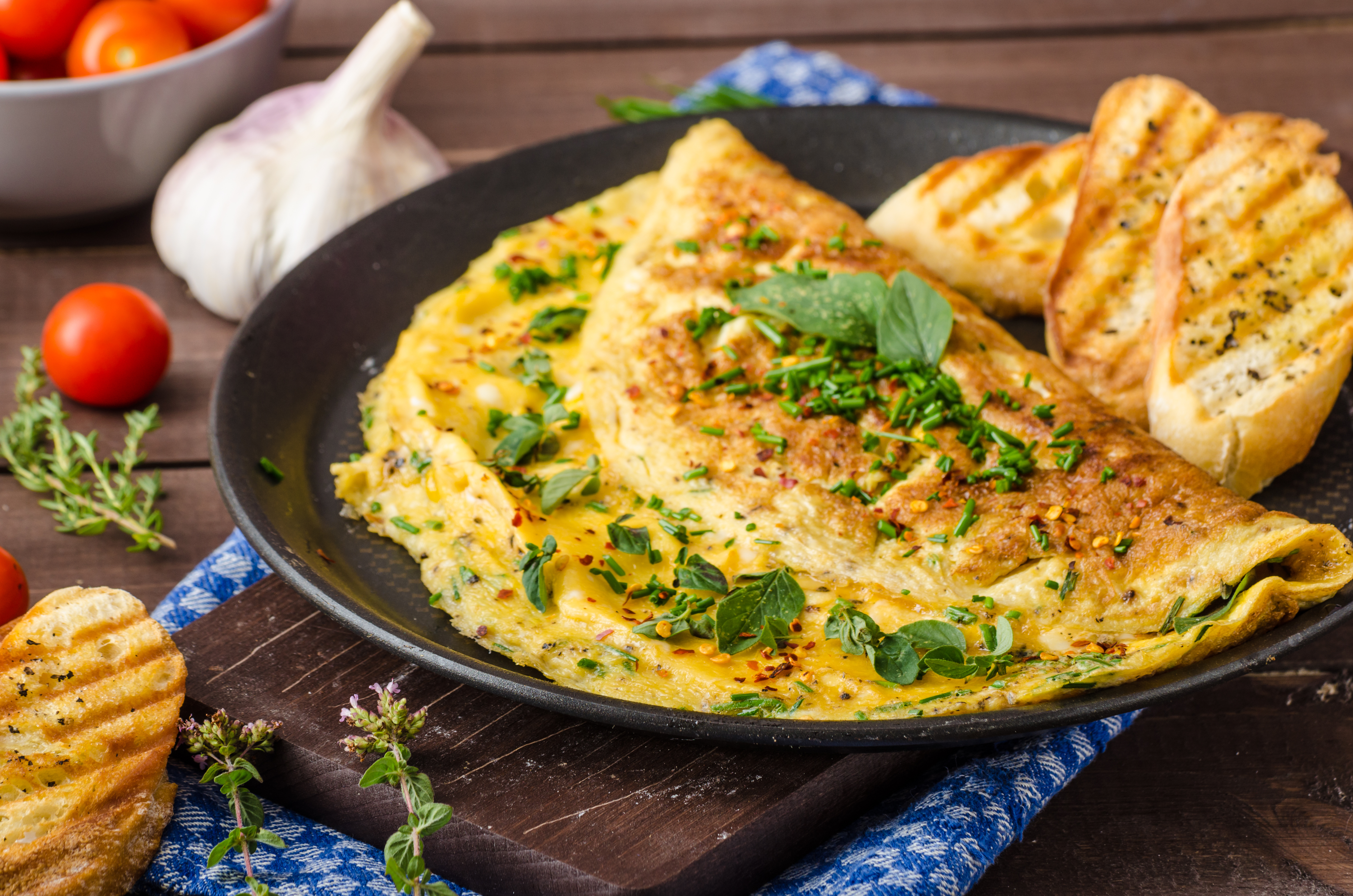 Así se prepara un omelette de plátano con queso