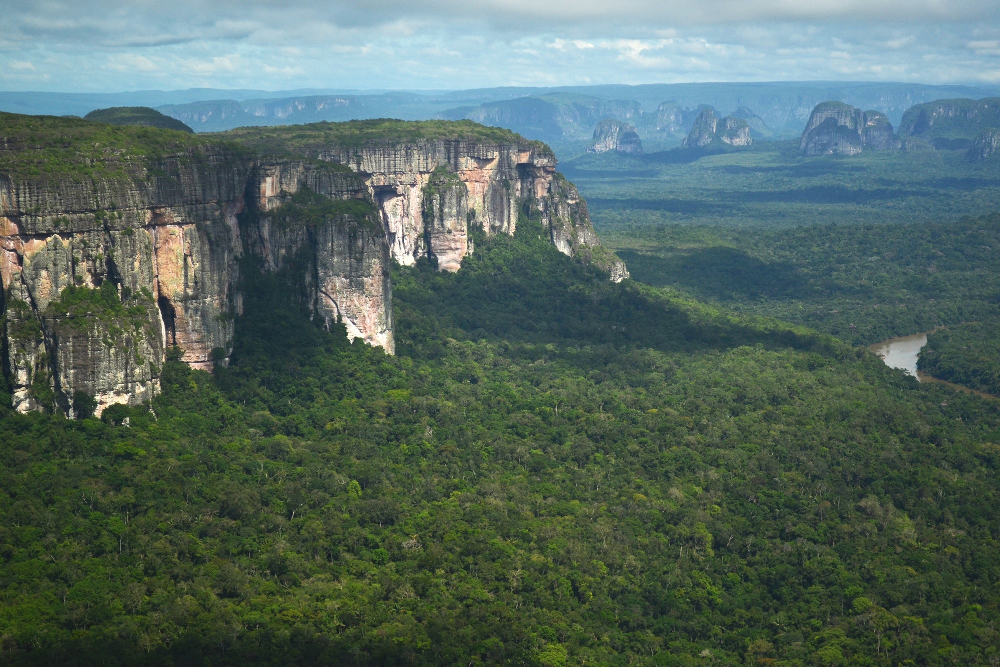 Colombia: abrir el sendero del manejo forestalAsí se ven desde el aire las majestuosas montañas rocosas en el Parque Nacional Serranía de Chiribiquete en Guaviare.Foto: Amazon Conservation TeamLas experiencias de manejo forestal comunitario que se han desarrollado en México y Guatemala han servido de inspiración para otros países. En julio de 2019, por ejemplo, una delegación de técnicos y líderes comunitarios de regiones amazónicas de Brasil, Colombia y Perú visitó la Reserva de la Biósfera Maya para conocer el trabajo de las comunidades forestales del Petén.