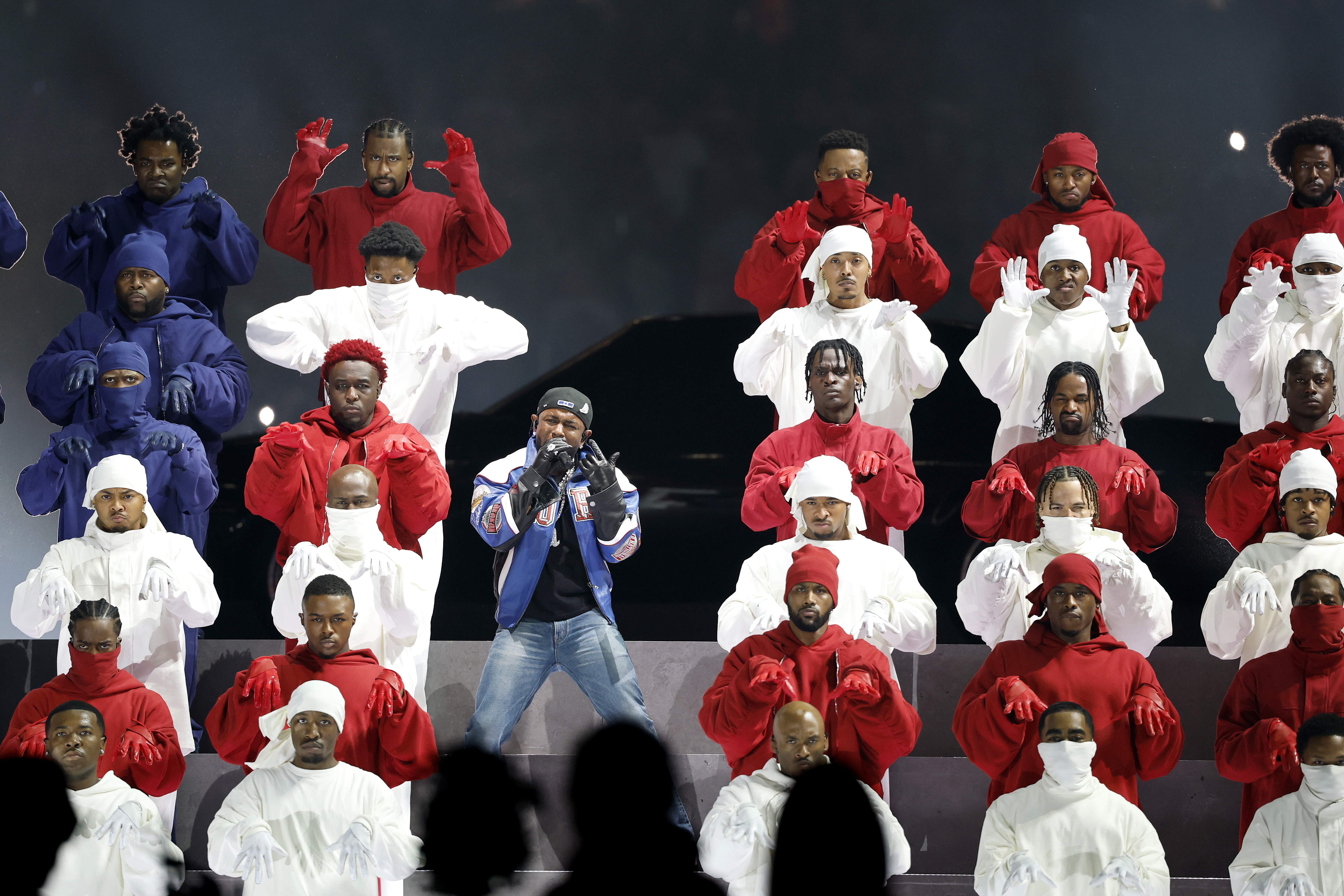 NEW ORLEANS (United States), 10/02/2025.- Kendrick Lamar (C) performs in the Halftime Show of Super Bowl LIX between the Kansas City Chiefs and the Philadelphia Eagles at Caesars Superdome in New Orleans, Louisiana, USA, 09 February 2025. The Super Bowl is the annual championship game of the NFL between the AFC Champion and the NFC Champion and has been held every year since 1967. (Nueva Orleáns, Filadelfia) EFE/EPA/ERIK S. LESSER