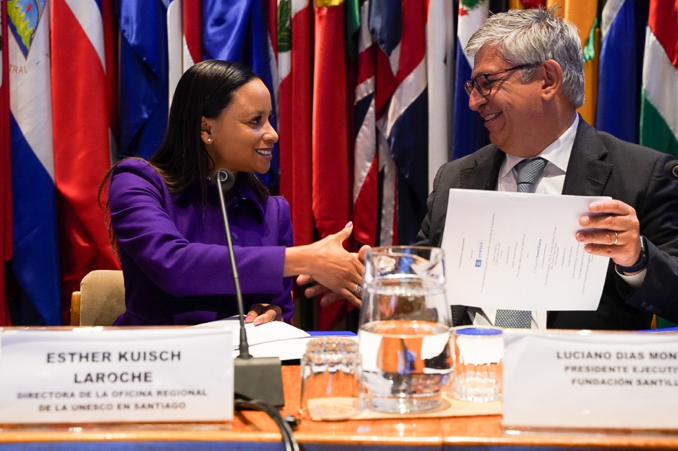 UNESCO y Santillana firman alianza para fortalecer la educación en América Latina