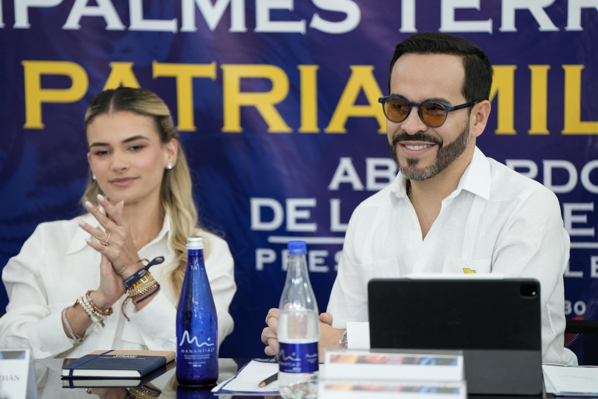 AME8466. CÚCUTA (COLOMBIA), 08/07/2026.- El presidente electo de Colombia, Abelardo de la Espriella (d), participa en una reunión junto a su esposa Ana Lucia Pineda (i), y con integrantes de su gabinete de Gobierno y autoridades locales este miércoles, en Cúcuta (Colombia). De la Espriella lidera en Cúcuta, la primera reunión con autoridades regionales en un contexto marcado por fricciones con el Gobierno nacional saliente durante el periodo de transición del poder. EFE/ Mario Caicedo