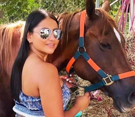 Ella era Angélica Zambrano, hija de famoso coleador, que murió al caer de caballo