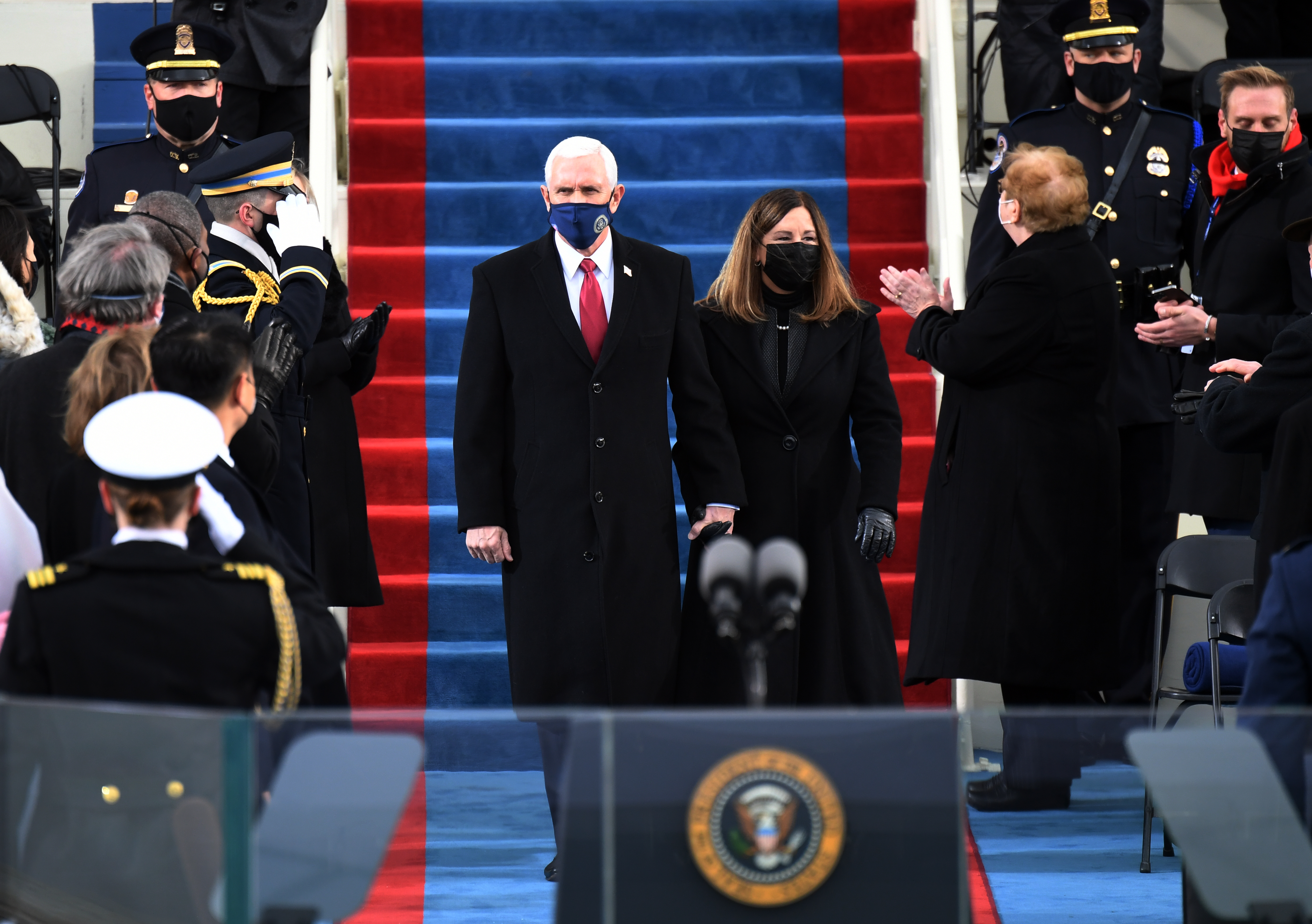 El vicepresidente de los Estados Unidos, Mike Pence, y la segunda dama de los Estados Unidos, Karen Pence, llegan para la toma de posesión de Joe Biden