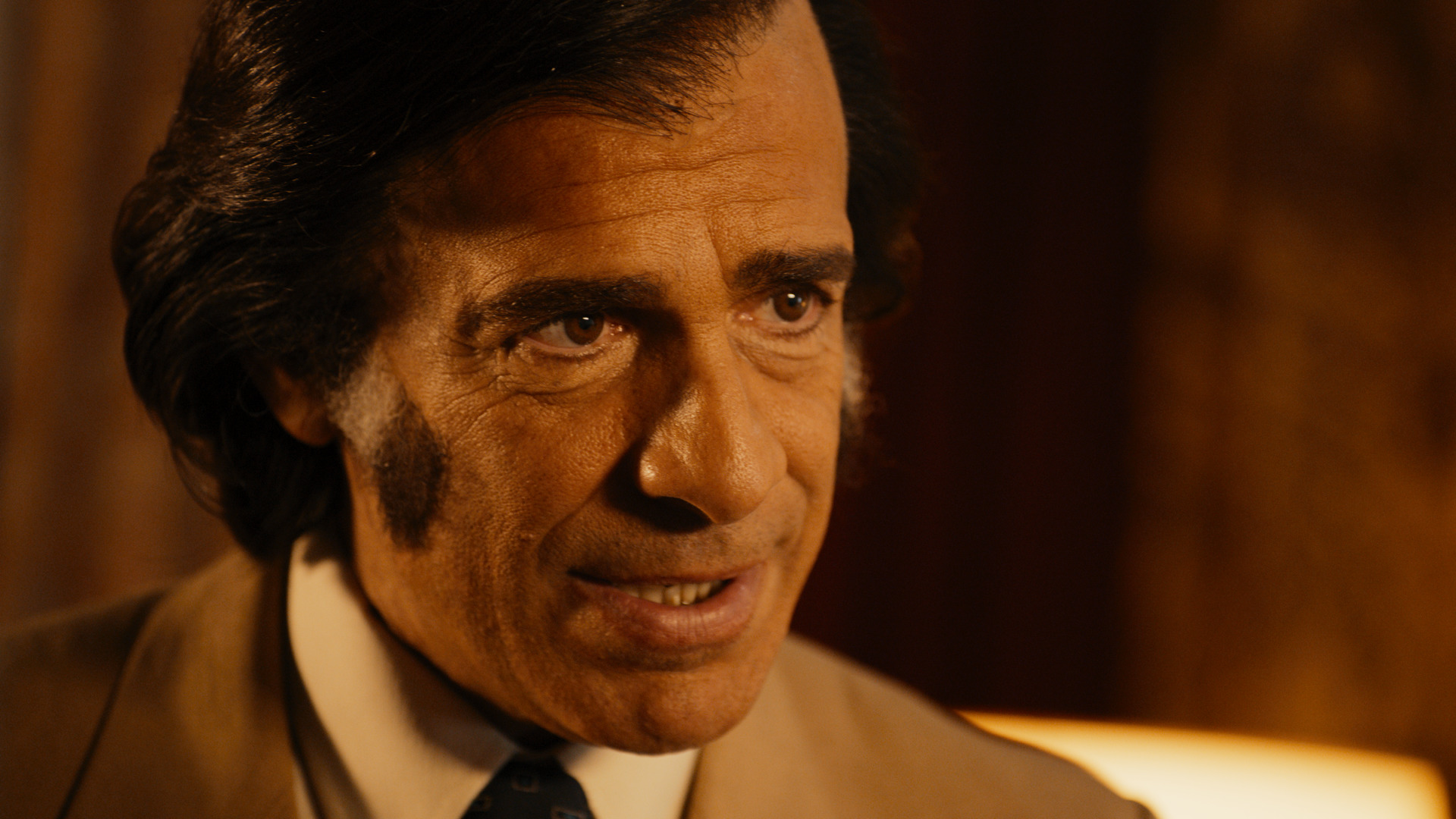 AME4877. BUENOS AIRES (ARGENTINA), 07/06/2023.- Fotografía cedida hoy por Prime Video en la que se ve al actor argentino Leonardo Sbaraglia mientras interpreta al expresidente Carlos Menem (1989-1999). Sbaraglia comenzó el rodaje de "Menem", la nueva serie de Amazon en la que se meterá en la piel del expresidente Carlos Menem, que marcó una época en la Argentina de la década de 1990. Según detalló este miércoles Prime Video, este "drama de ficción basado en hechos reales" está dirigido por Ariel Winograd y el elenco incluye a Juan Minujín, Griselda Siciliani, Jorgelina Aruzzi o Marco Antonio Caponi. EFE/Prime Video /SOLO USO EDITORIAL /SOLO DISPONIBLE PARA ILUSTRAR LA NOTICIA QUE ACOMPAÑA (CRÉDITO OBLIGATORIO)