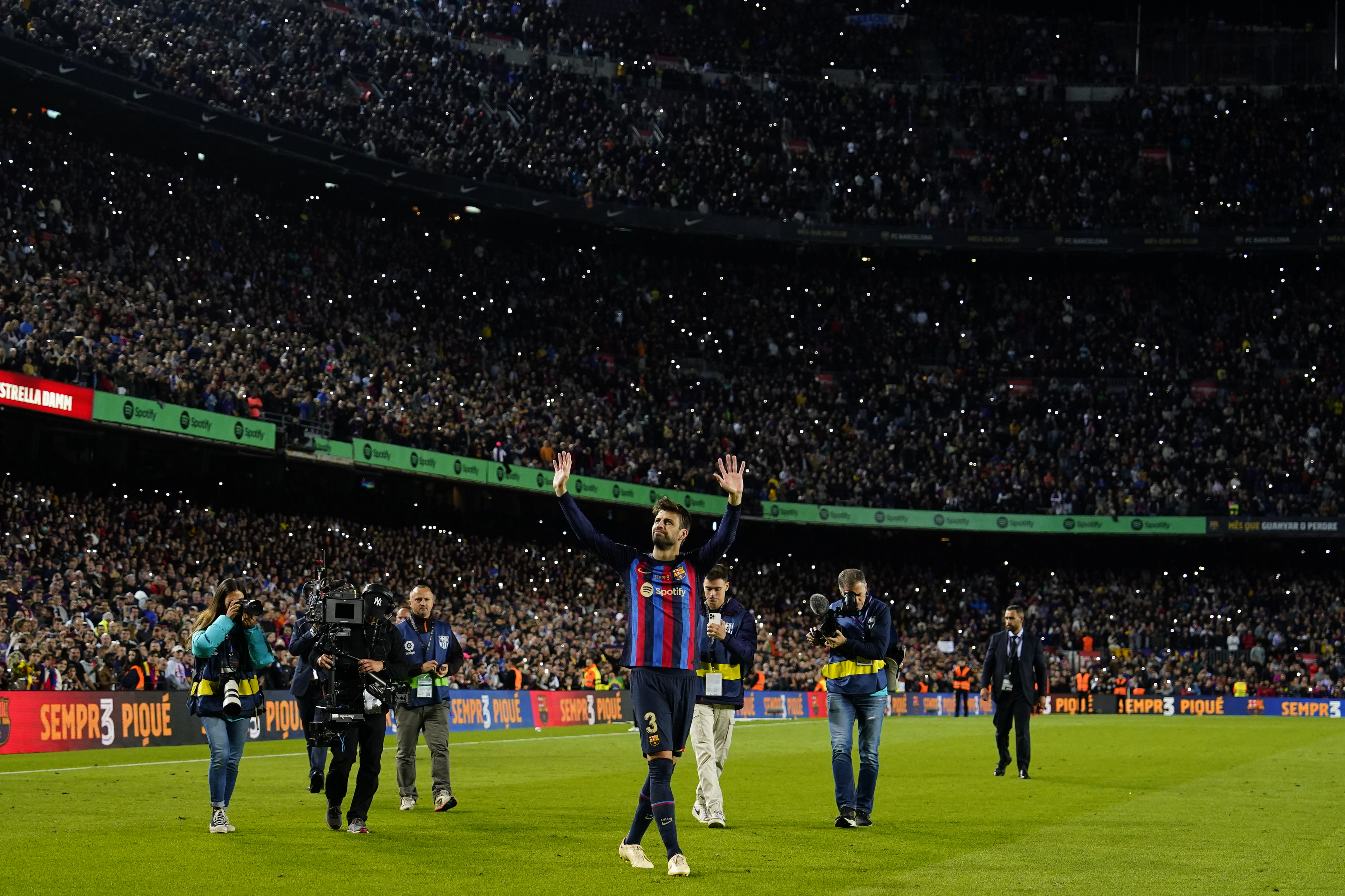 BARCELONA, 05/11/2022.- El defensa del Barcelona Gerad Piqué, al término del encuentro de la decimotercera jornada de LaLiga entre el FC Barcelona y el UD Almería disputado este sábado en el Camp Nou, en Barcelona. EFE/Siu Wu