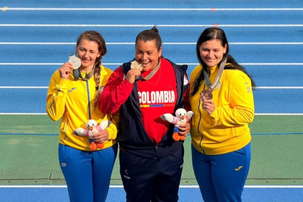 Daniela Colmenares (centro) logró el único oro de Colombia en los Juegos Sordolímpicos de Tokio 2025.