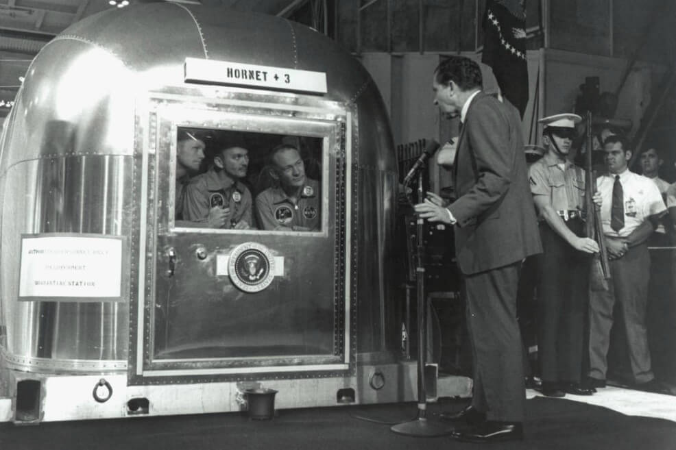 El Presidente de Estados Unidos Richard Nixon junto a los miembros de la misión Apolo 11.