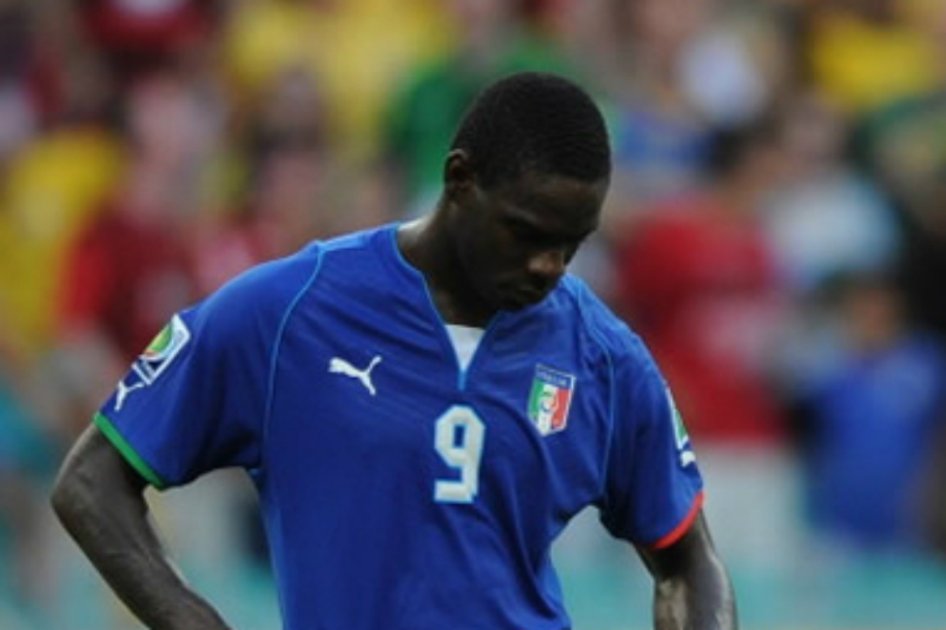 Racismo de hinchas italianos ante Balotelli