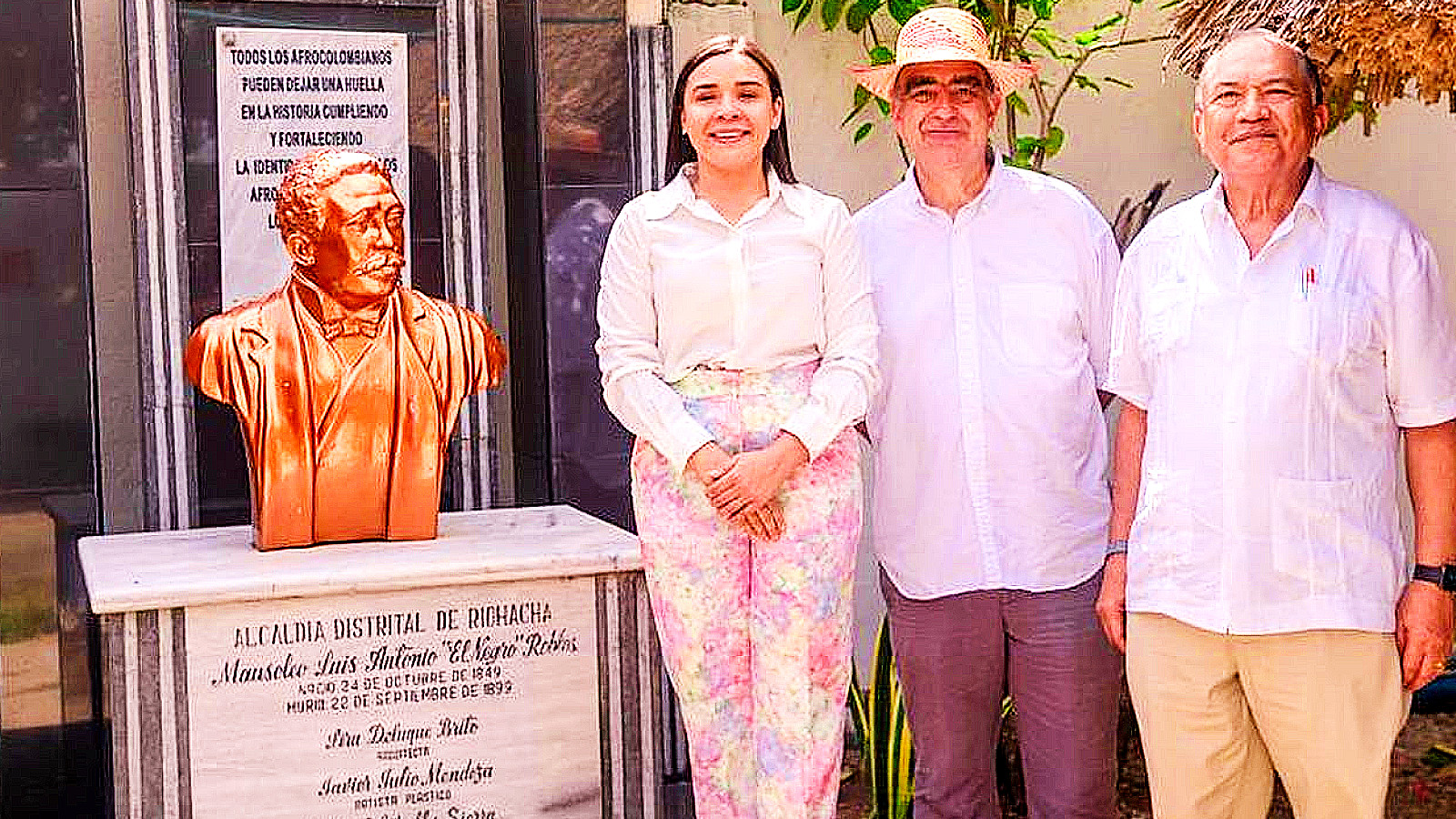 La gobernadora (e) de La Guajira, Diala Patricia Wilches; el director de El Espectador, Fidel Cano Correa, y el exministro y miembro correspondiente
Academia Colombiana de Historia Amylkar Acosta, rindieron homenaje a Luis Antonio, El Negro, Robles, en su casa museo en Camarones.