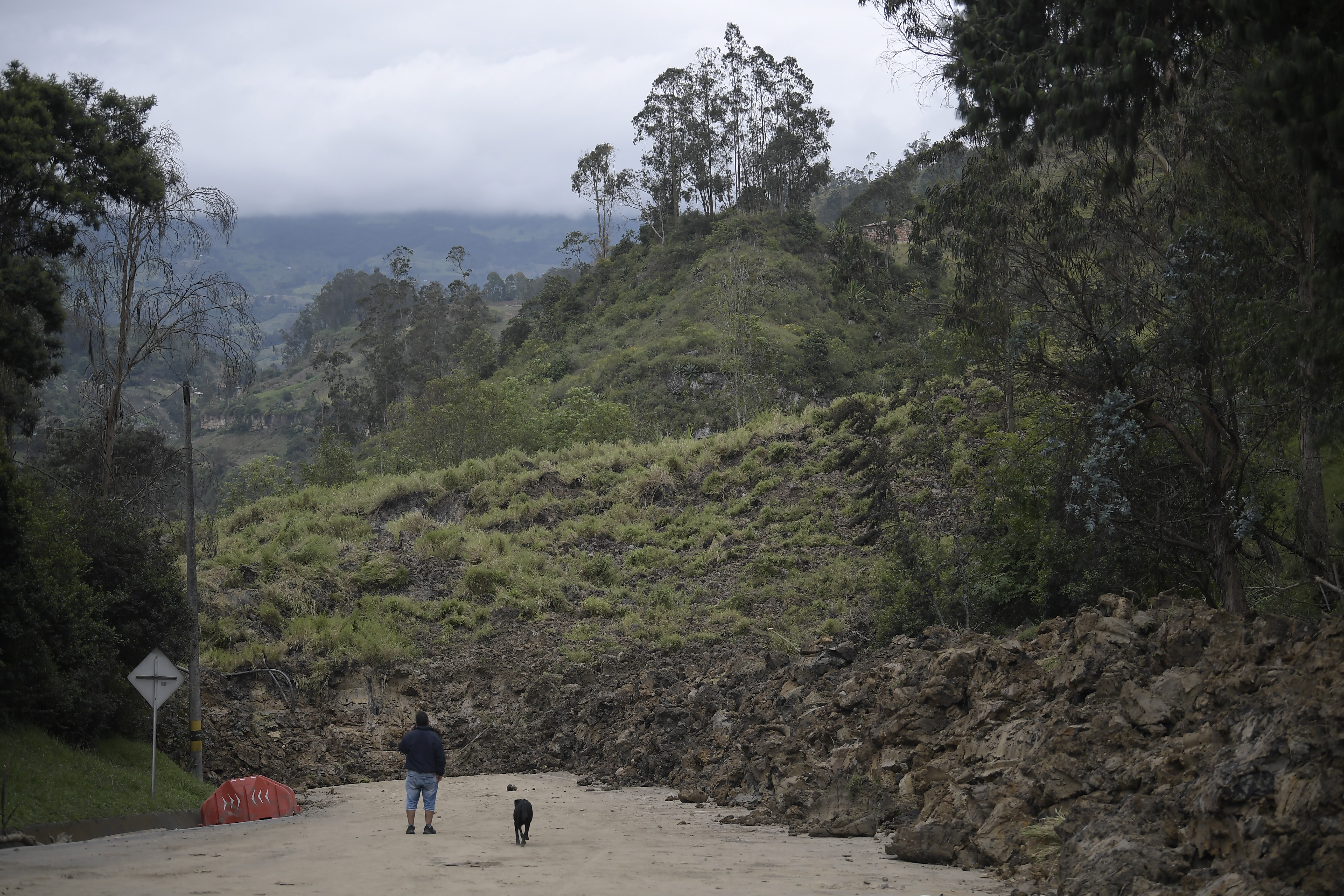 Derrumbe en Chipaque en el sector de cuatro carriles, desde el kilómetro 18+300 hasta el k18+600, vía Bogotá - Villavicencio.