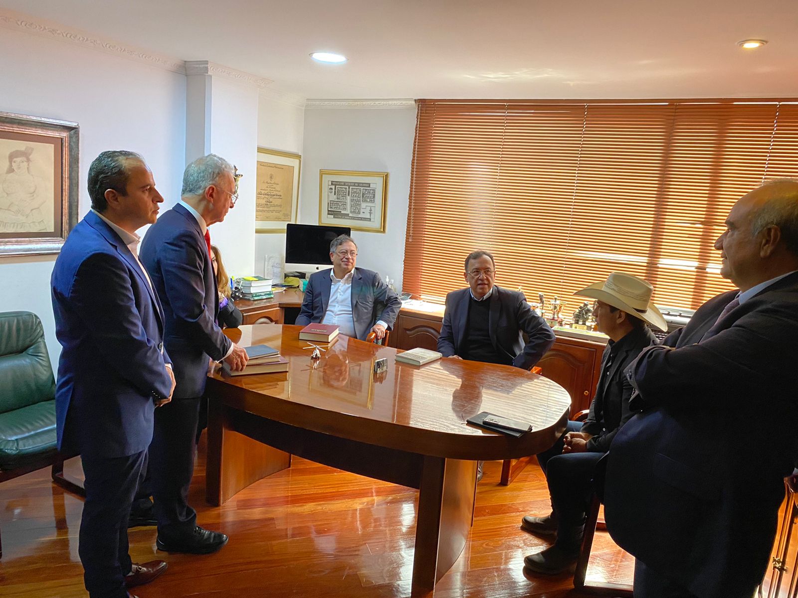 La primera parte del encuentro fue entre Petro y Uribe, para luego ser acompañados por cercanos. Entre los asistentes figuran Alfonso Prada, jefe de debate de la campaña presidencial de Petro; los senadores Ciro Ramírez y Alirio Barrera, este último también ex precandidato presidencial del Centro Democrático; Nubia Stella Martínez, directora del Centro Democrático; y el representante Juan Fernando Espinal.