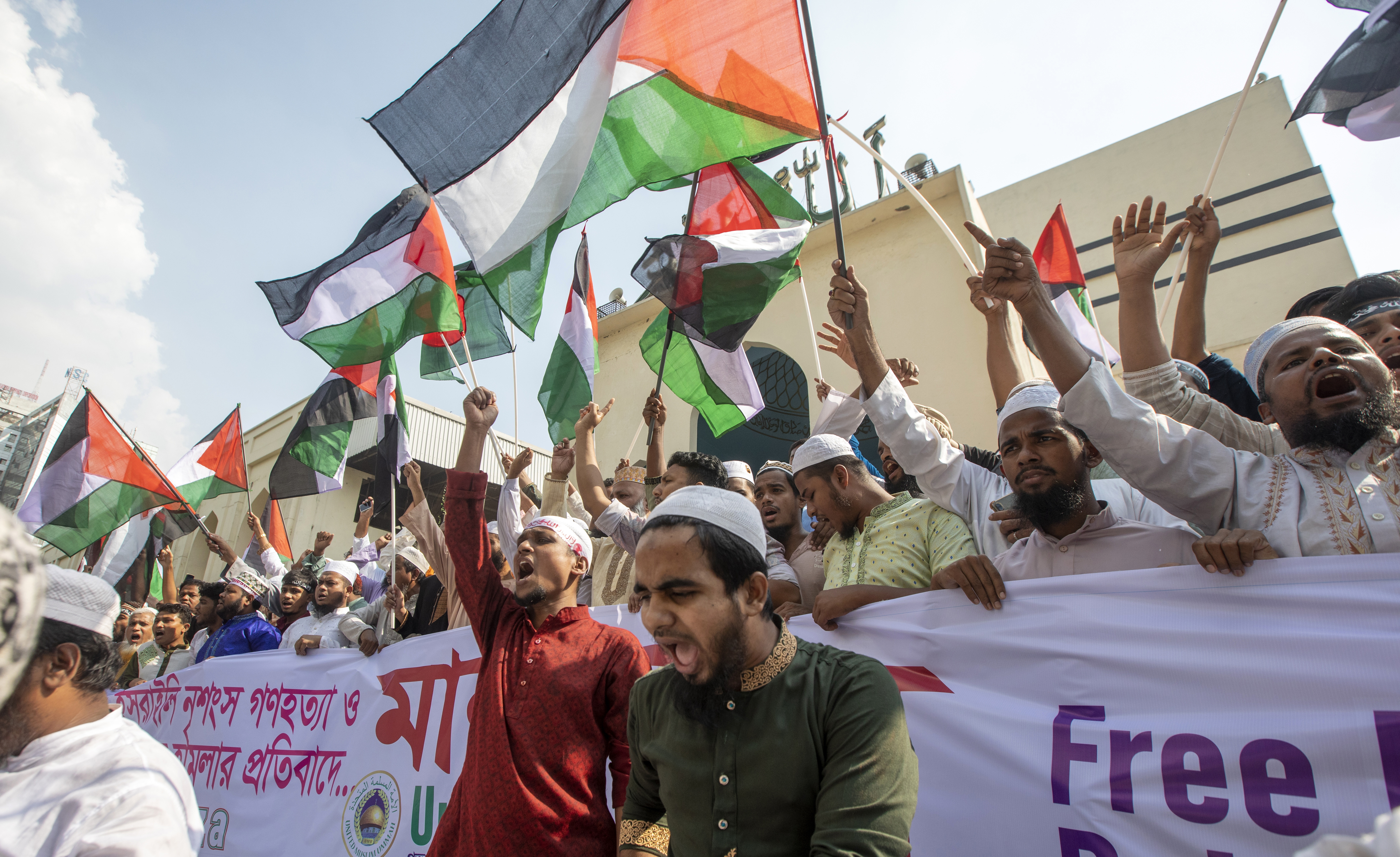 Dhaka (Bangladesh), 13/10/2023.- Bangladeshi Muslims carry Palestinian flags as they protest in solidarity with the Palestinian people at the Baitul Mukarram Mosque after Friday's prayer in Dhaka, Bangladesh, 13 October 2023. Thousands of Israelis and Palestinians have died after the militant group Hamas launched an unprecedented attack on Israel from the Gaza Strip on 07 October 2023. (Protestas) EFE/EPA/MONIRUL ALAM