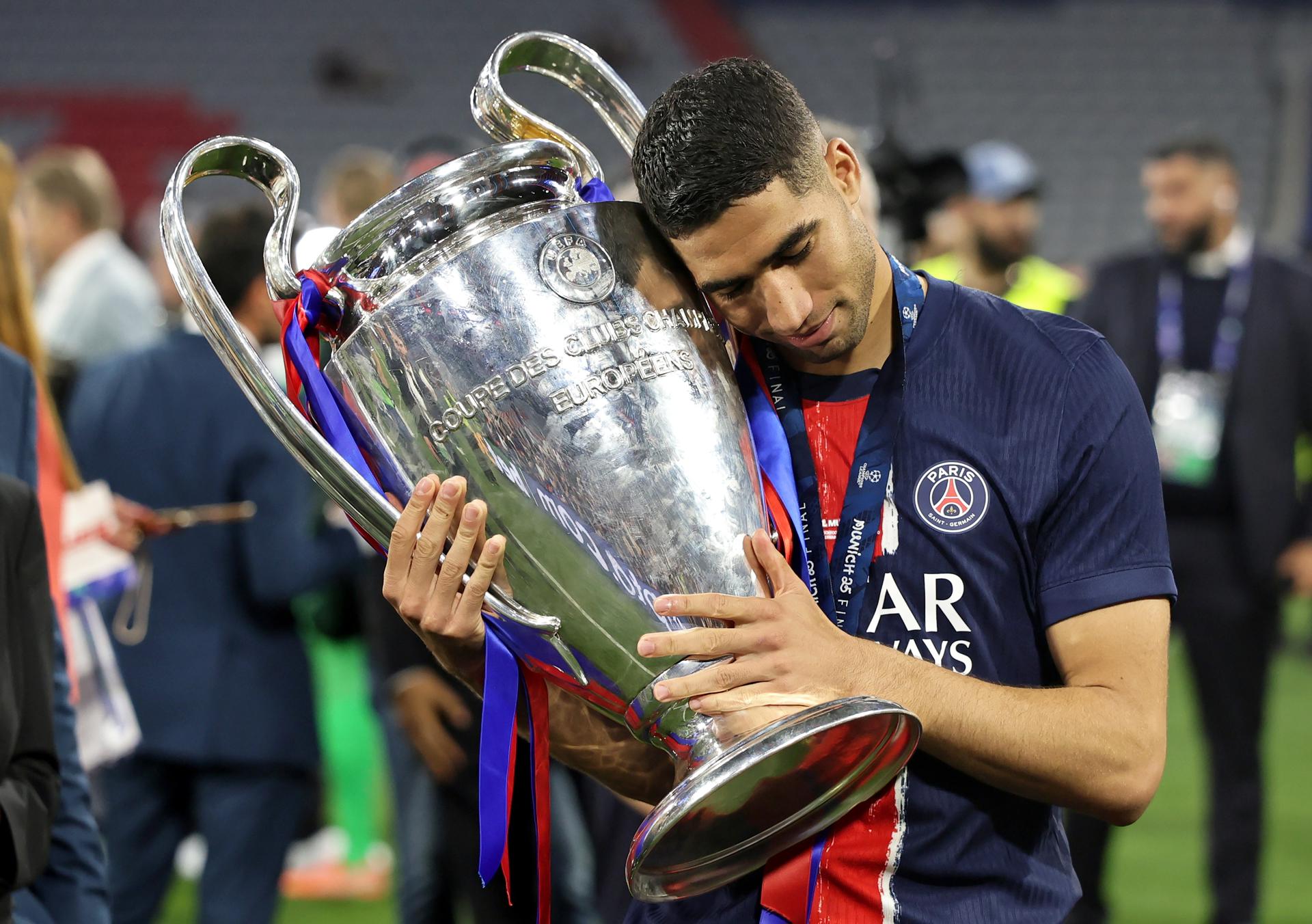 Munich (Germany), 01/06/2025.- Achraf Hakimi of PSG celebrates with the trophy after the UEFA Champions League final between Paris Saint-Germain and Internazionale Milano in Munich, Germany 31 May 2025. PSG won 5-0. (Liga de Campeones, Alemania) EFE/EPA/RONALD WITTEK
