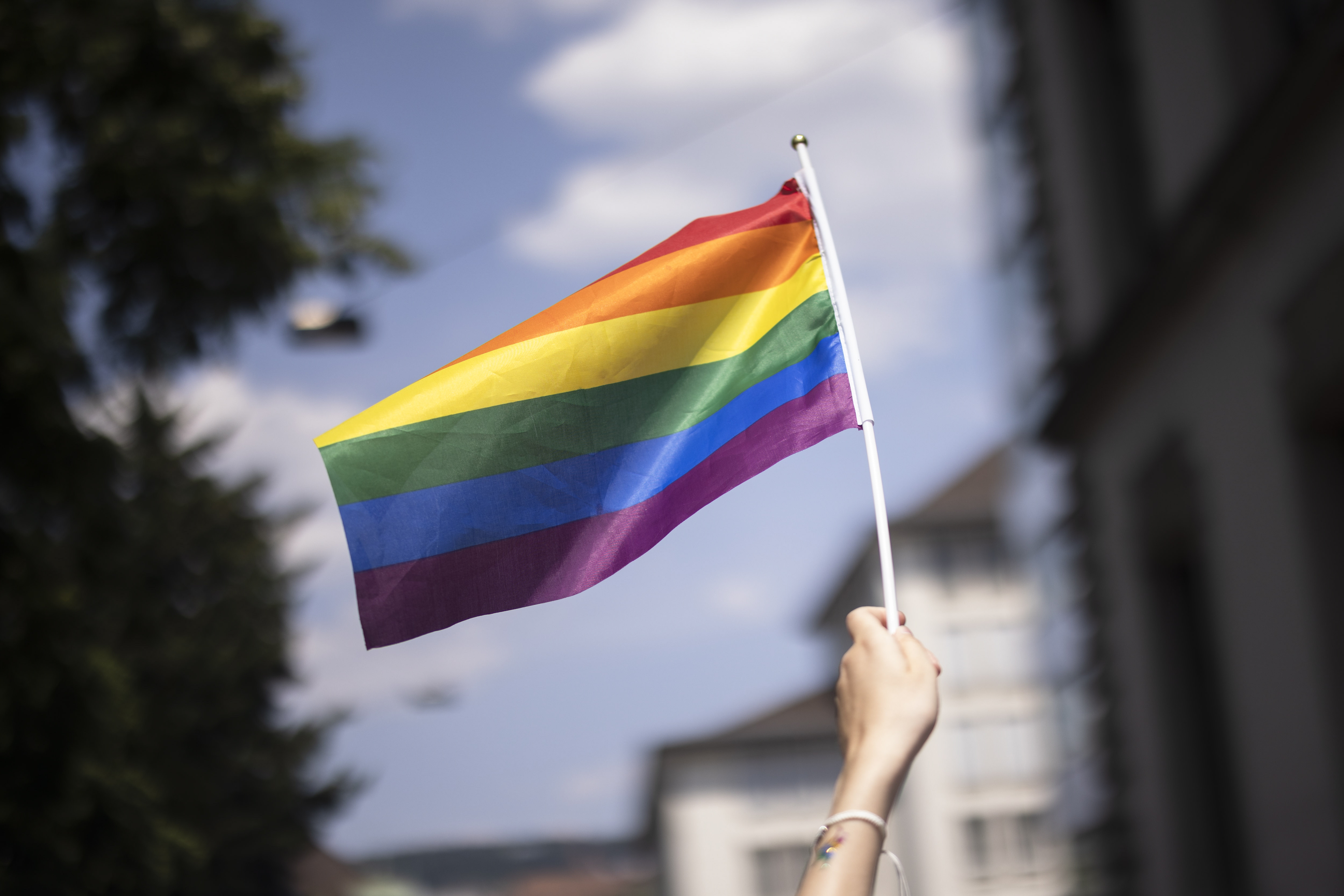Zurich (Switzerland), 17/06/2023.- A person holds a rainbow flag during the Zurich Pride parade in Zurich, Switzerland, 17 June 2023. (Suiza) EFE/EPA/MICHAEL BUHOLZER