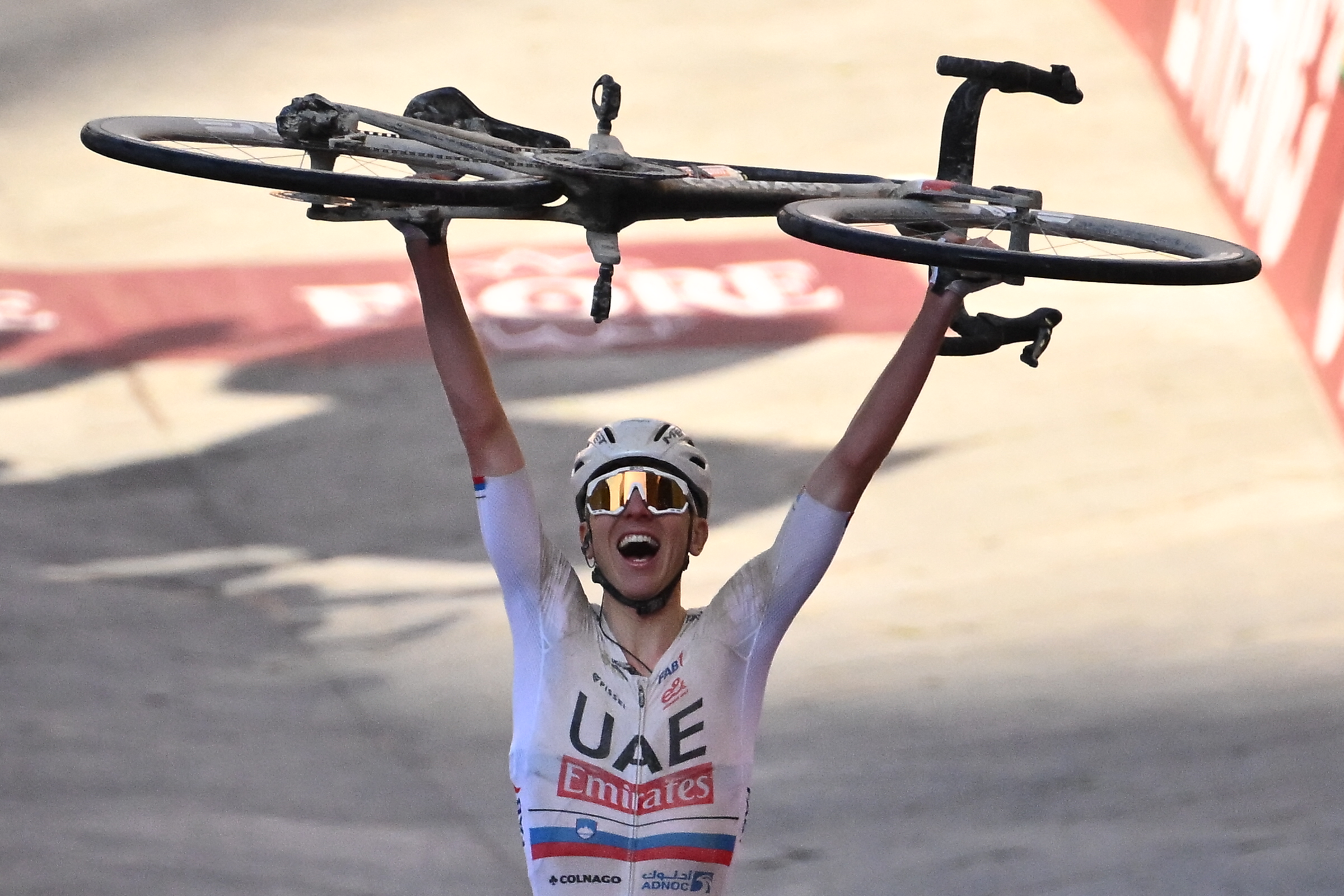 Pogacar sigue demostrando que está a otro nivel: campeón de la Strade Bianche