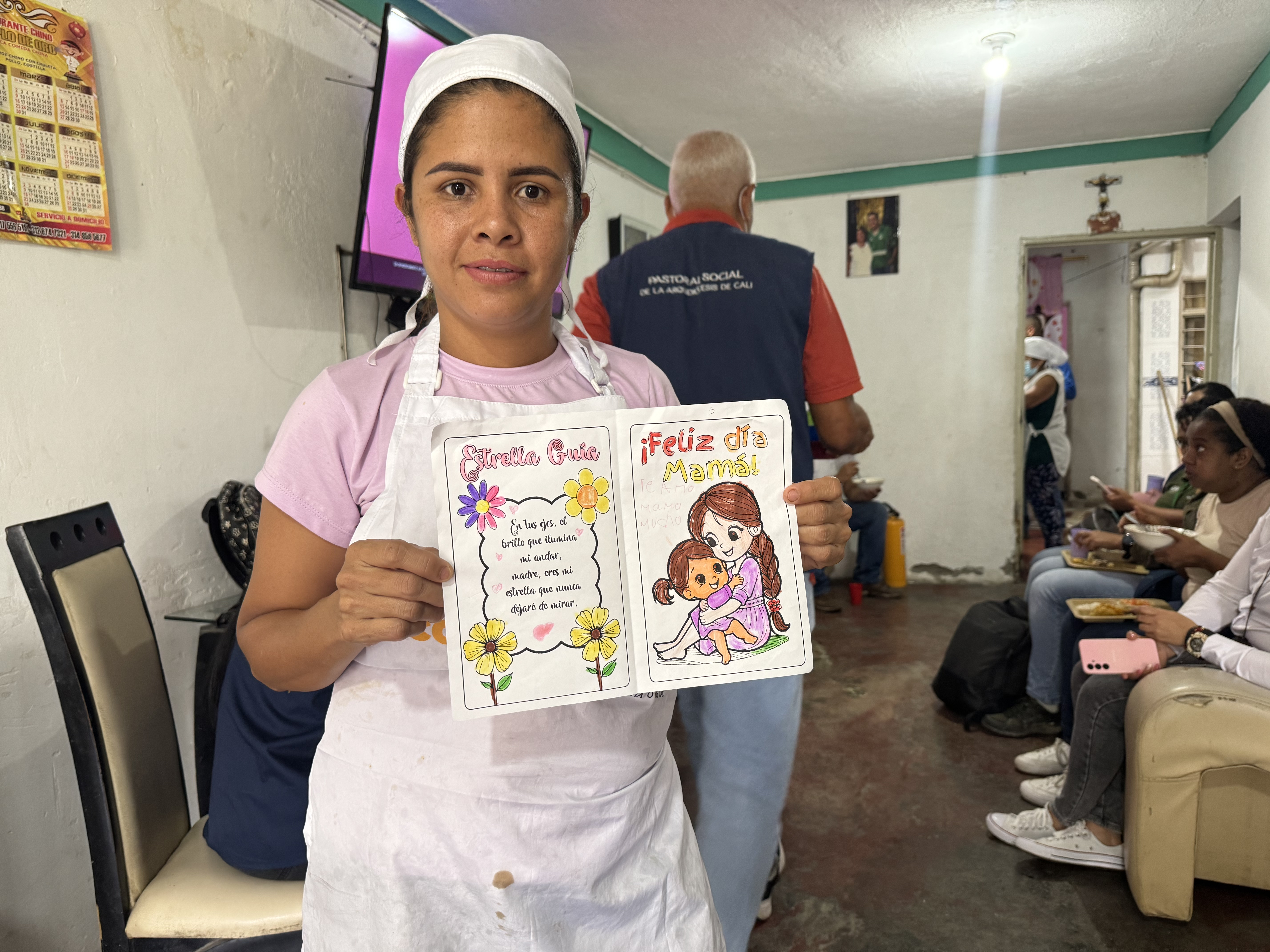 Luz Estrella Olaya, en la sala de su casa, mostrando la carta que le dio su hija de 8 años.