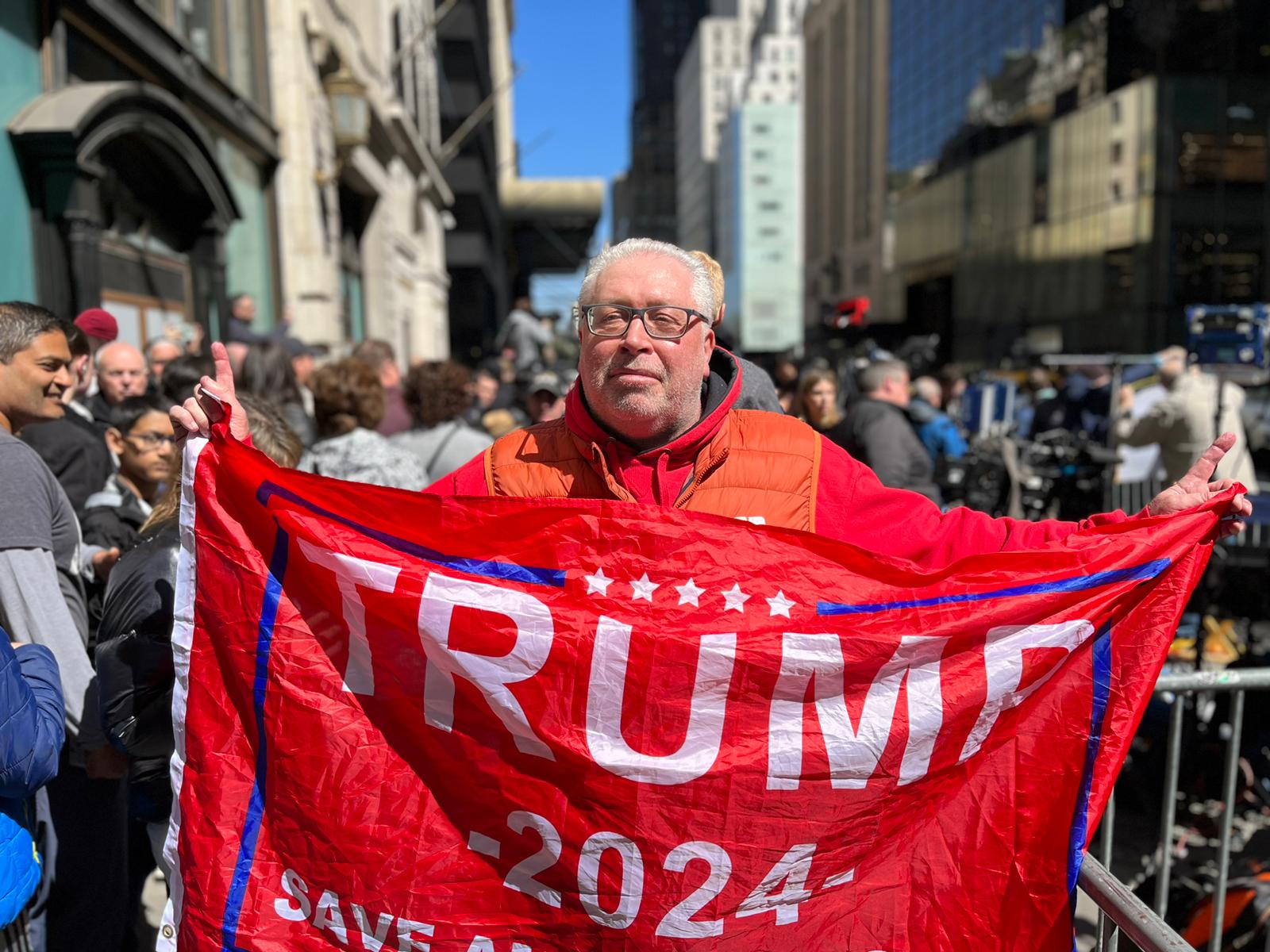 Manifestantes anti-Trump con pancartas que señalan la paradoja de que Al Capone hubiera sido procesado por evasión fiscal (pese a su largo historial criminal) y Trump, quien tiene otras investigaciones ante la justicia, por el caso relacionado a la actriz porno.
