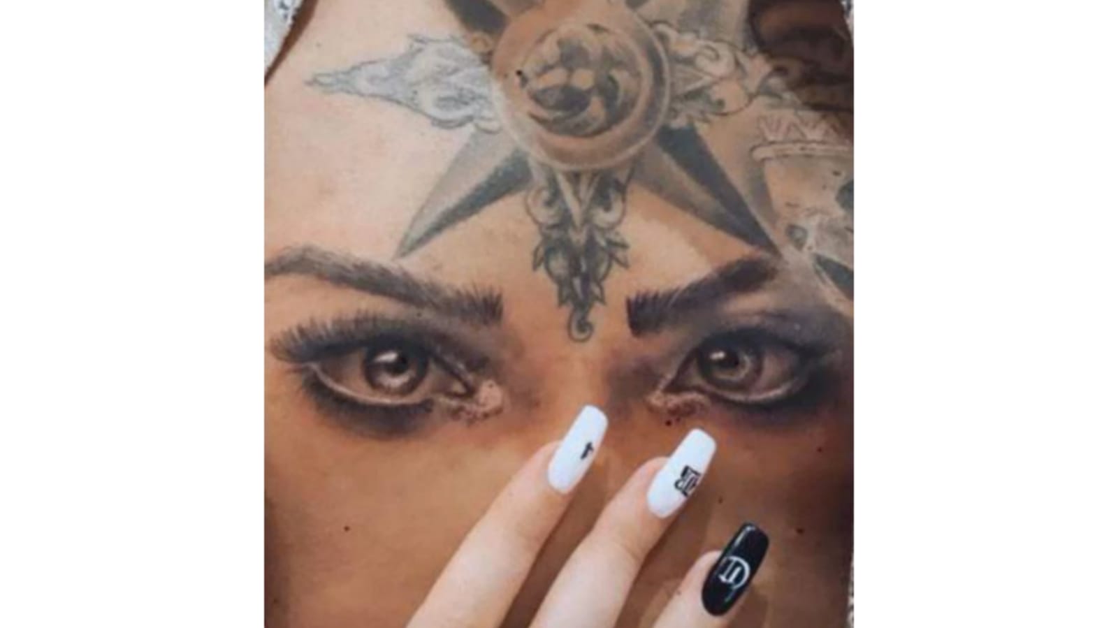 El intérprete de 'Adiós amor' también se tatuó en su pecho los ojos de Belinda.