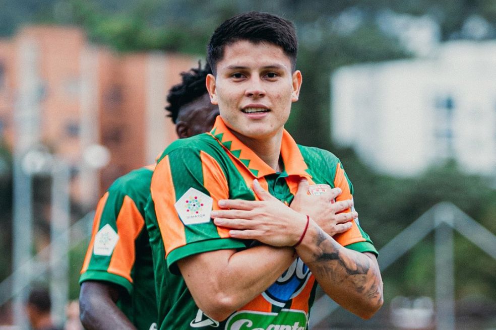 Daniel Arcila surgió como profesional con Envigado, institución en la que registró 97 partidos, 11 goles y cinco asistencias.