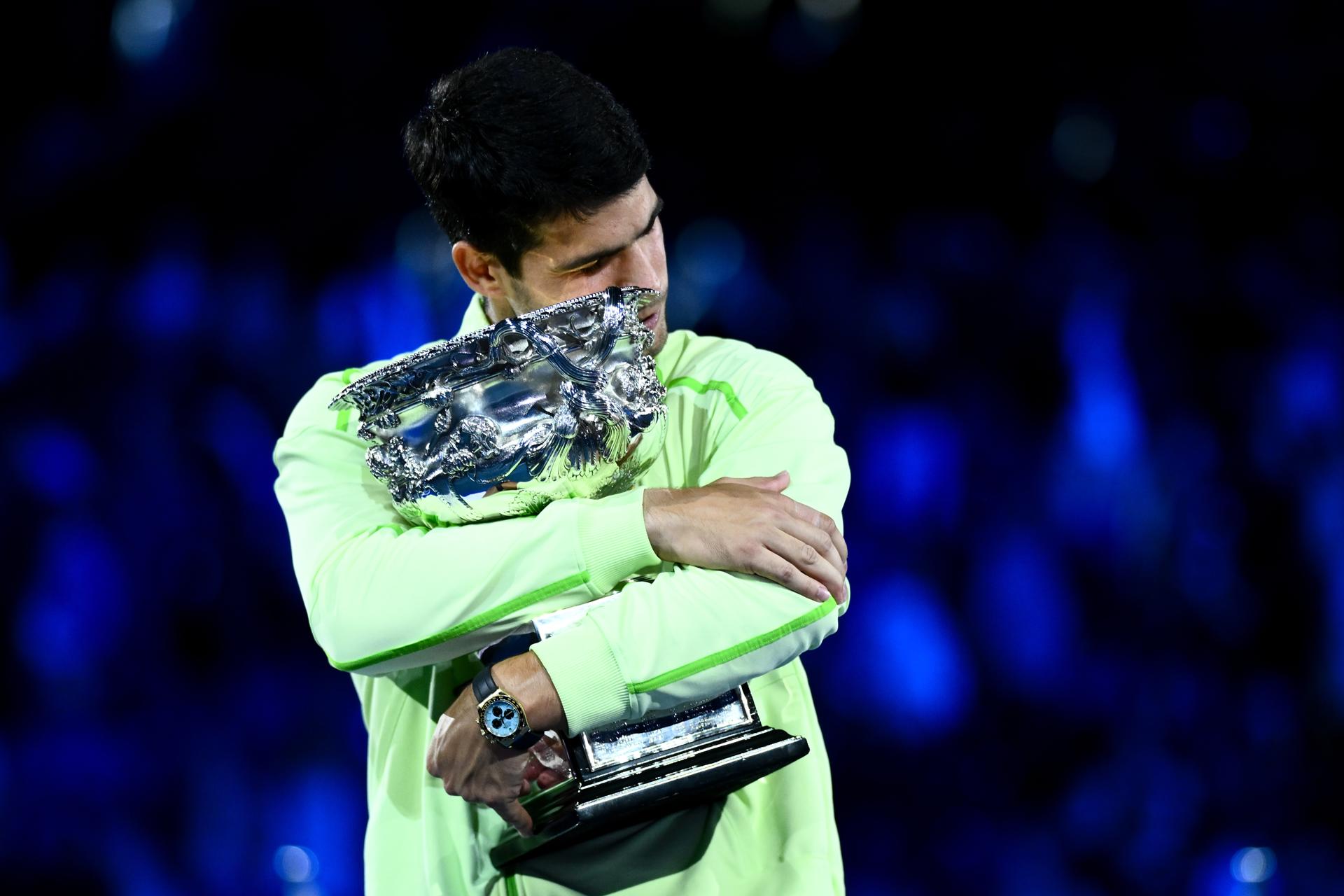 MELBOURNE (Australia), 01/02/2026.- Carlos Alcaraz of Spain holds the trophy after winning the Men’s Singles final match against Novak Djokovic of Serbia at the Australian Open tennis tournament in Melbourne, Australia, 01 February 2026. (Tenis, España) EFE/EPA/JOEL CARRETT AUSTRALIA AND NEW ZEALAND OUT
