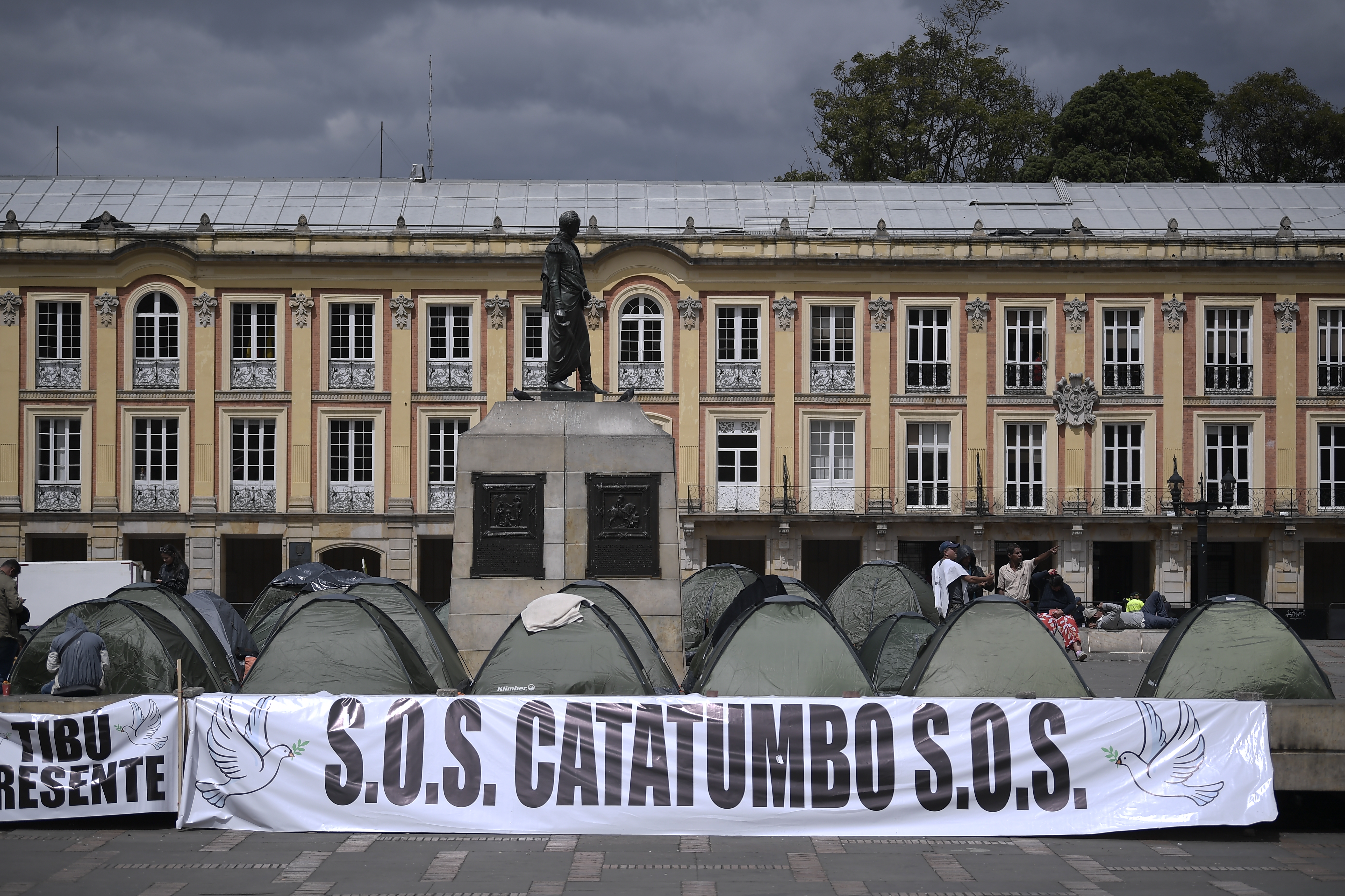 Líderes desplazados del Catatumbo instalaron un campamento en la Plaza de Bolívar de Bogotá, solicitan una reunión con el presidente Petro.