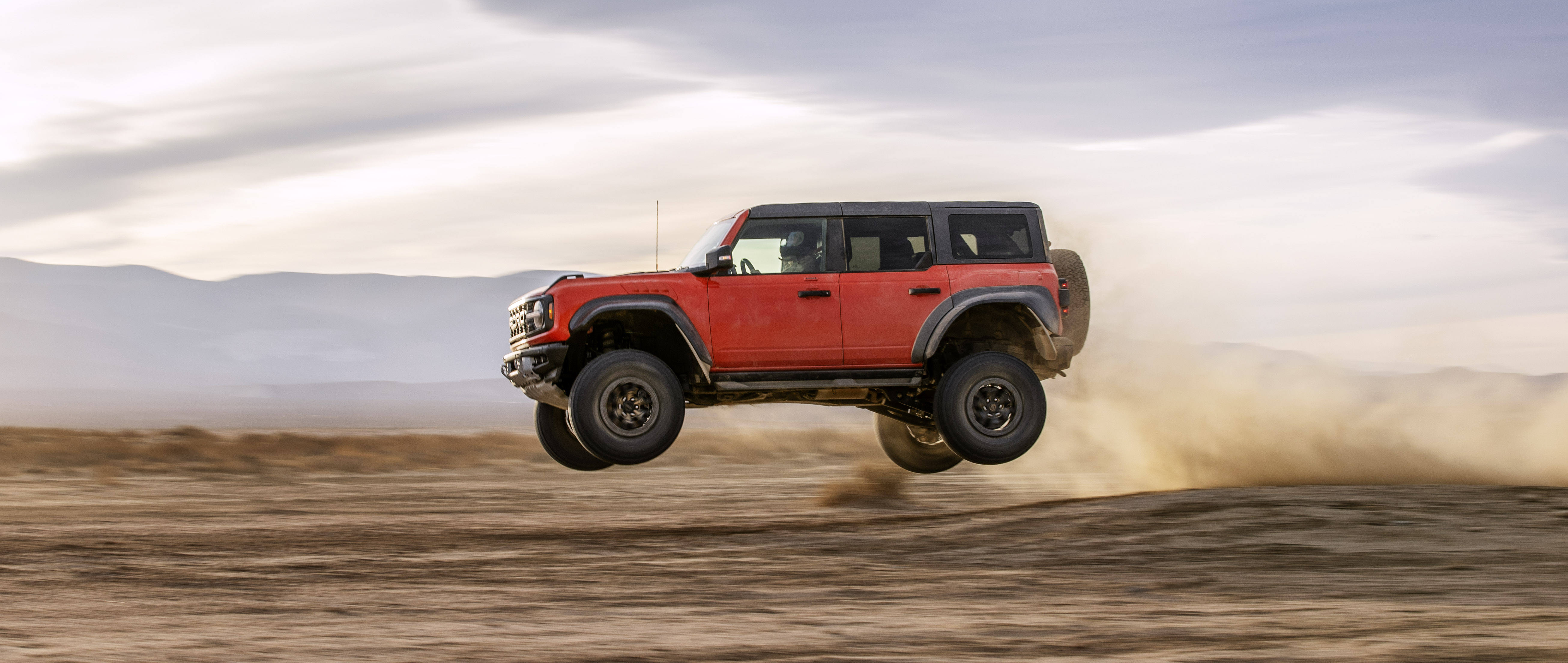 Ford Bronco Raptor 2022 tiene unos 1,98 metros de alto, 2,17 de alto y 4,85 de largo.