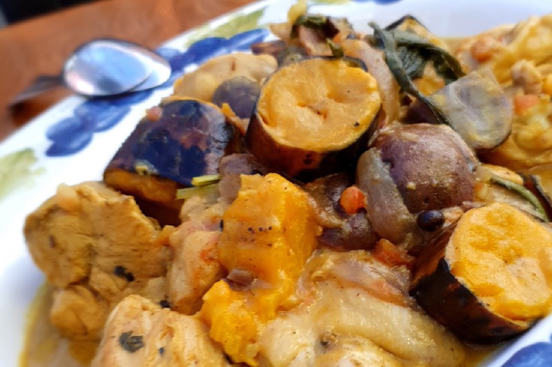 Receta para preparar pollo pisao con coco, limonaria, maduros y papitas nativas