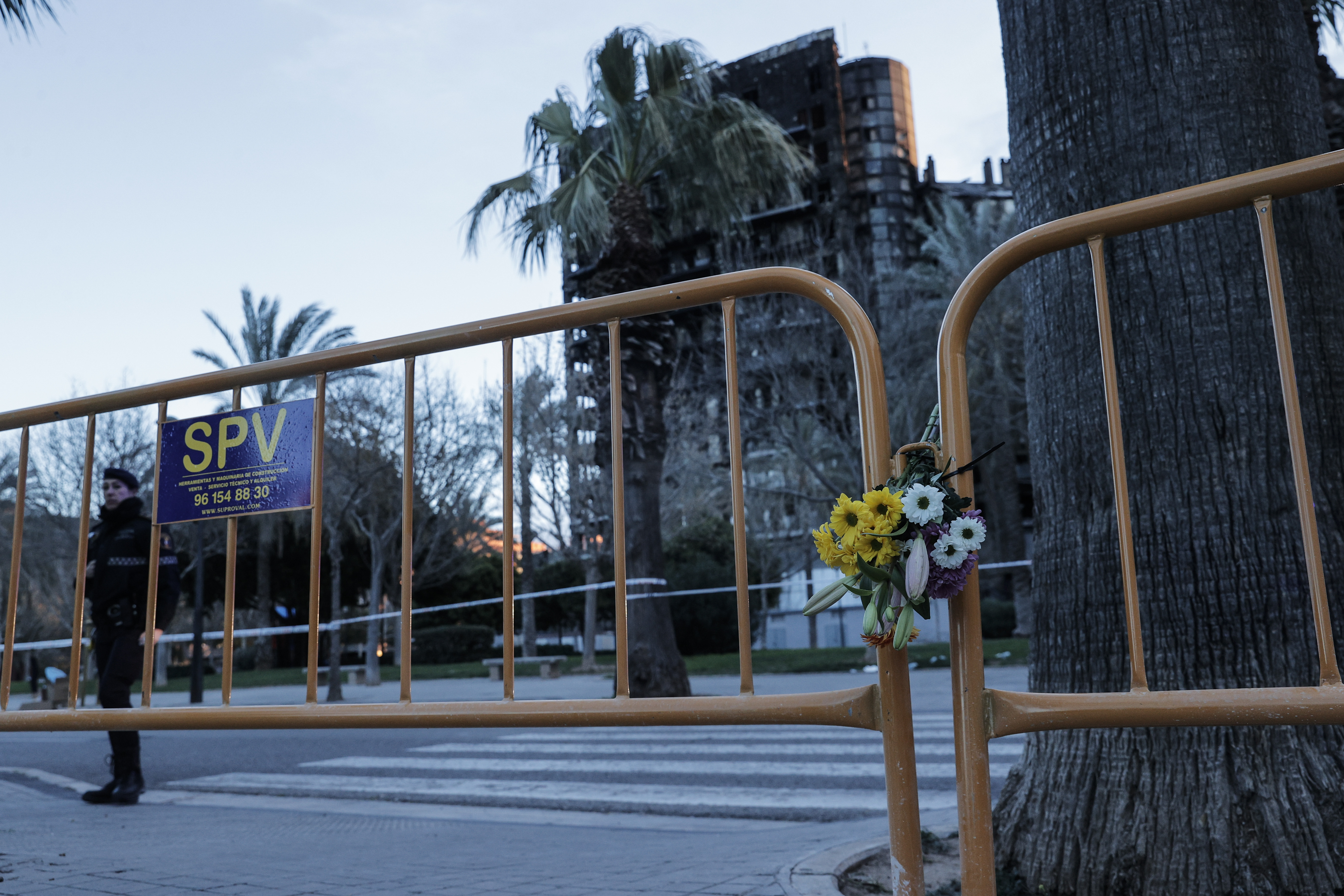 Valencia llora los muertos tras mortal incendio de edificio