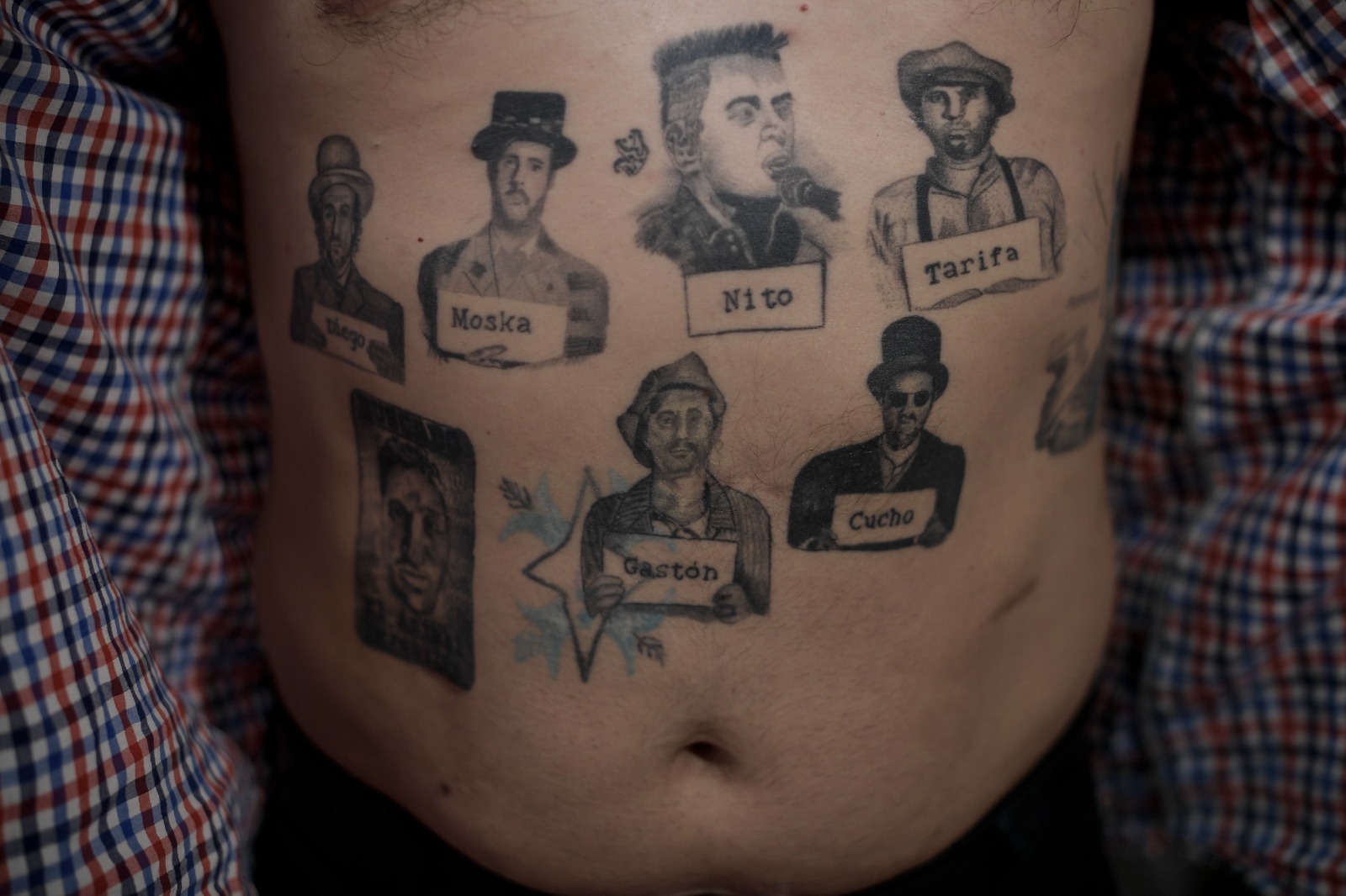 Edgar Herrera es un bogotano que sigue a la banda desde 1996. Lleva en su piel a los doce integrantes de los Decadentes.