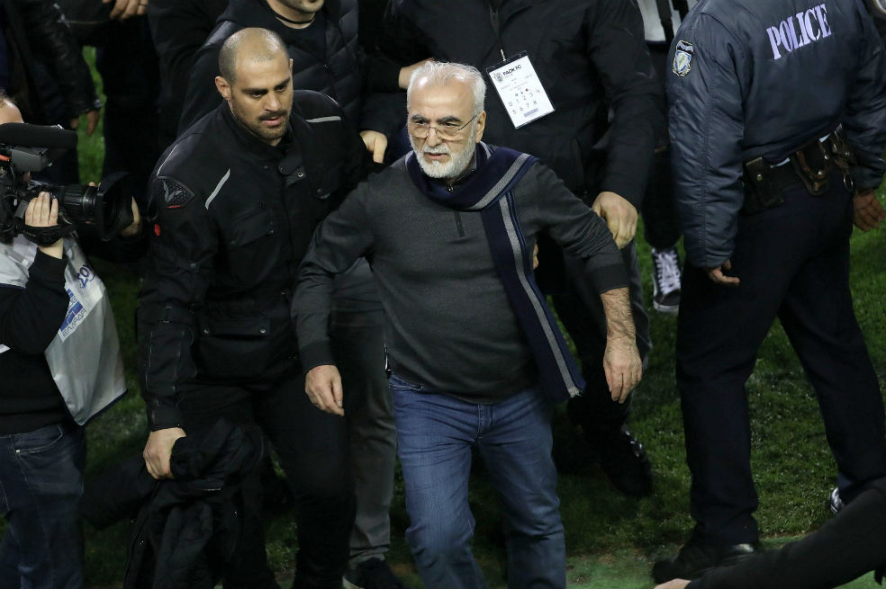 Presidente del PAOK pide disculpas por entrar al campo con una pistola