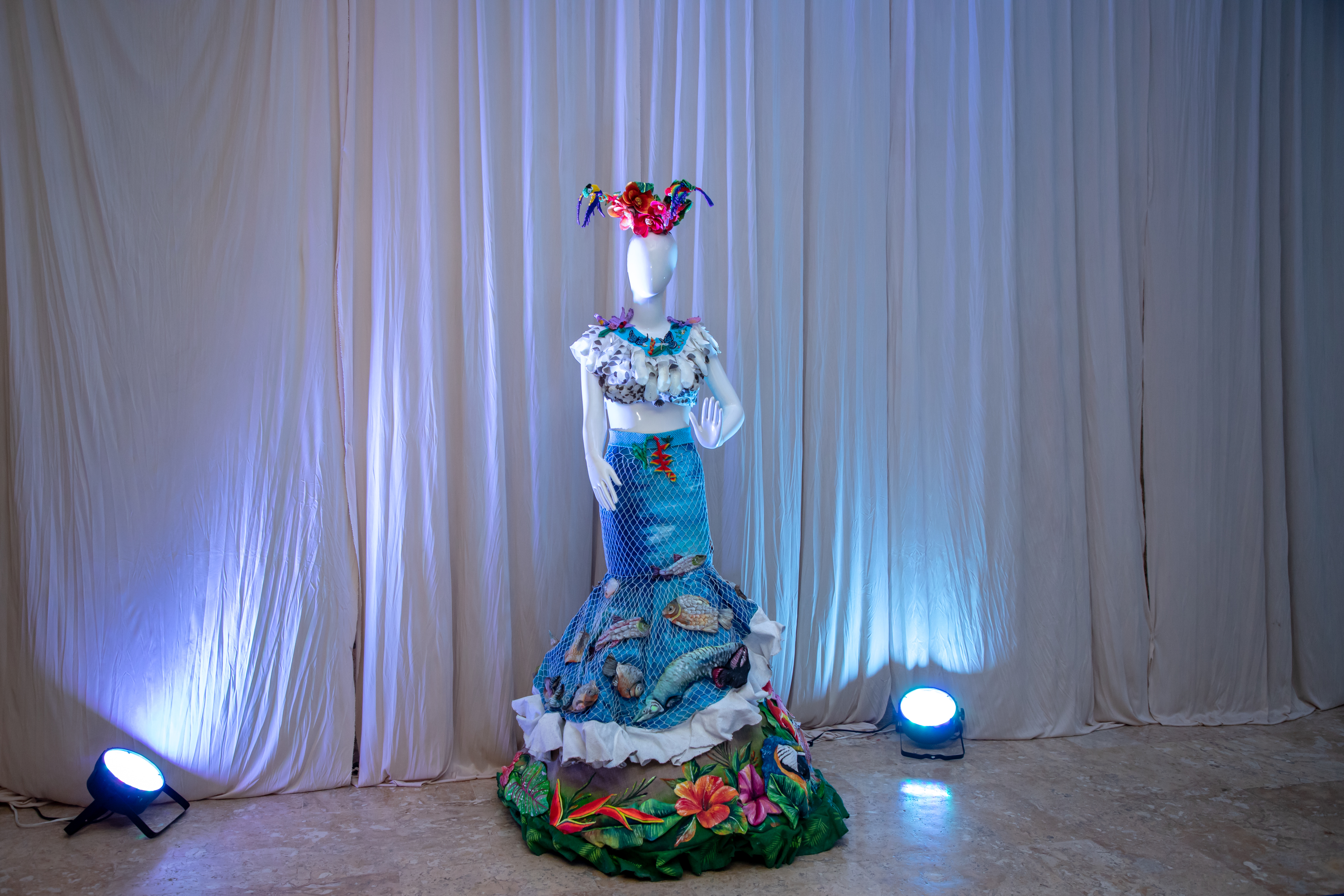 Traje elaborado con técnica de flores pintadas a mano en 3D, tejido en mostacilla y escamado, bordado en escamas de pirarocu, y técnica de mesmerelizado y esponjado. Lo usó Laura Fernanda Álvarez Ruiz, señorita Caquetá. 
Artesanas: Nury Esperanza Pulido Yossa y Yenny Rocío Calderón Gomez
Diseñador: Fernando Marin