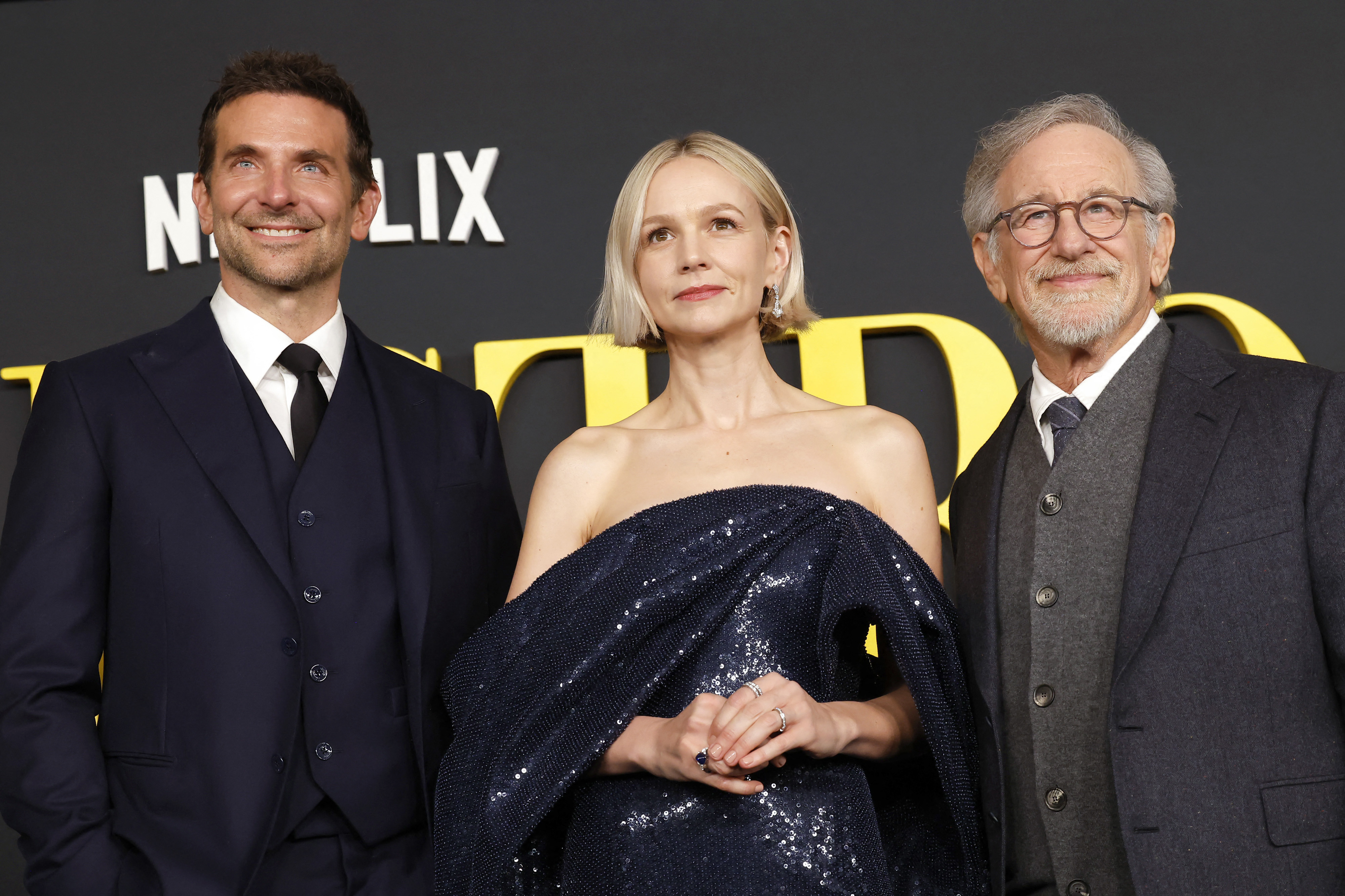 Bradley Cooper, Carey Mulligan y Steven Spielberg asisten a la proyección especial de "Maestro", de Netflix en el Academy Museum of Motion Pictures el 12 de diciembre de 2023 en Los Ángeles, California.