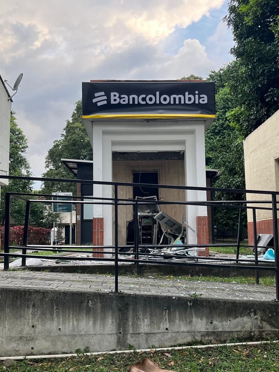 Alcalde de Medellín denuncia ataque de encapuchados a cajero en la U. Nacional