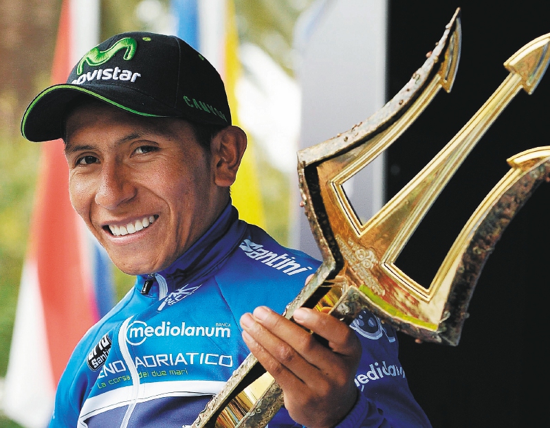 TIR02 SAN BENEDETTO DEL TRONTO (ITALIA), 17/03/2015.- El ciclista colombiano Nairo Quintana, del equipo Movistar, celebra en el podio su tÌtulo de campeÛn de la Tirreno-Adri·tico tras la ?ltima etapa, una contrarreloj individual de 10 kilÛmetros en San Benedetto del Tronto (Italia) hoy, martes 17 de marzo de 2015. EFE/Daniel Dal Zennaro