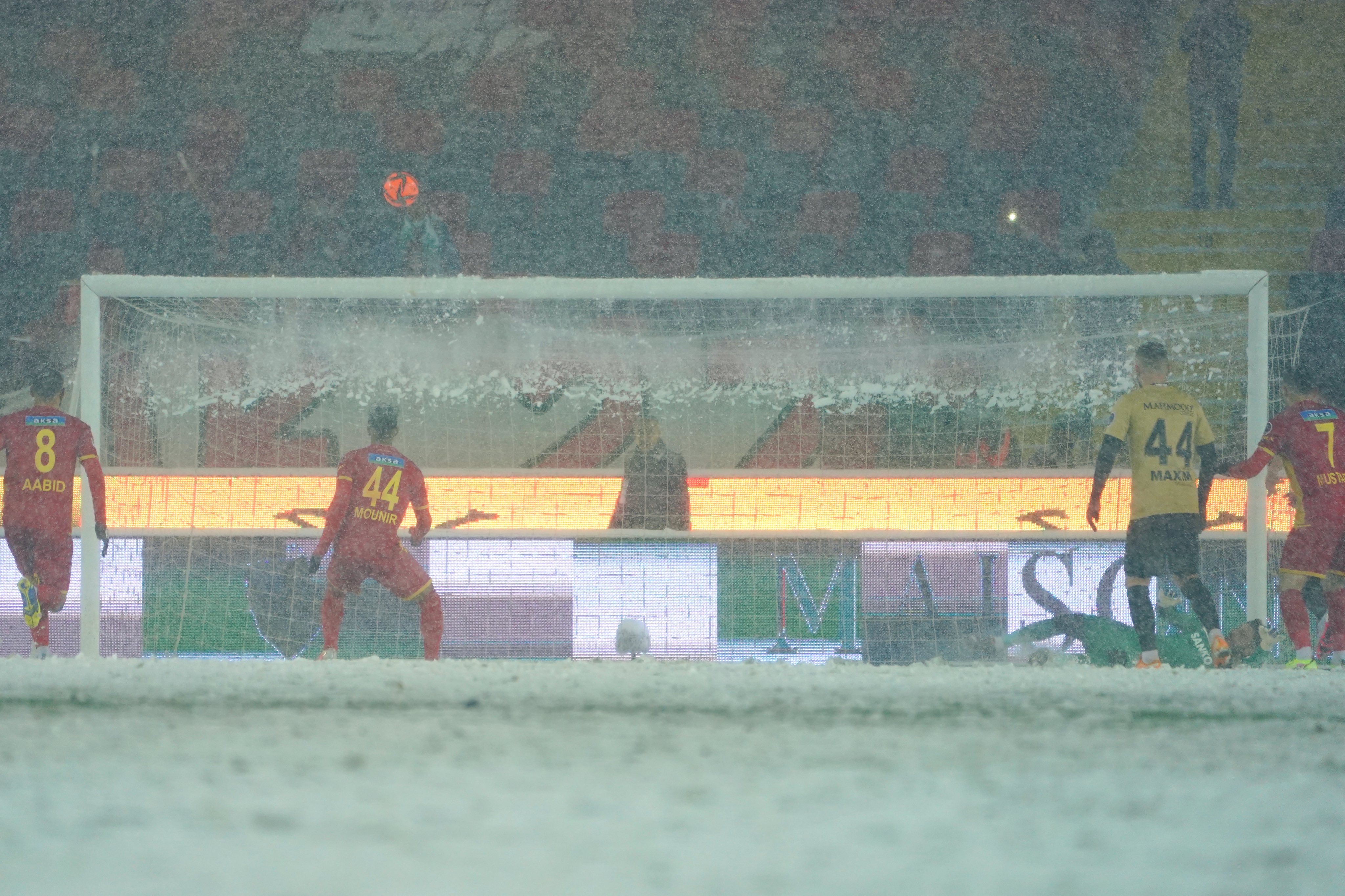 Video: el insólito penalti que se pateó en medio de la nieve