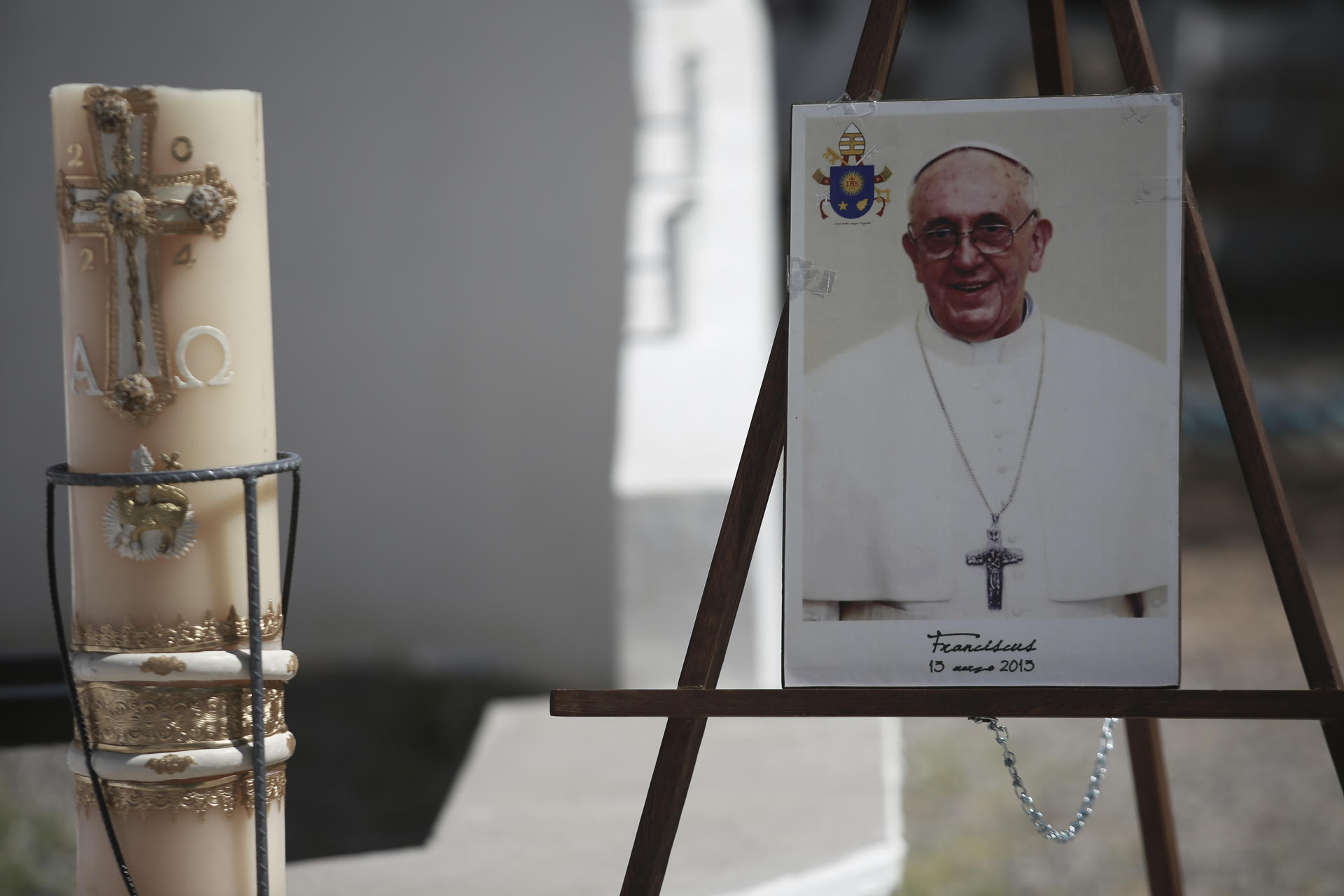 MEX673. CIUDAD JUÁREZ (MÉXICO), 22/04/2025.- Fotografía de un retrato del papa Francisco durante una misa en su honor este martes, en la Casa del Migrante de Ciudad Juárez (México). Con una misa especial migrantes de varias nacionalidades y voluntarios recordaron al papa Francisco, a quien llamaban “El papa de los migrantes”, por su constante defensa y acompañamiento a quienes cruzan fronteras en busca de una vida mejor. EFE/ Luis Torres