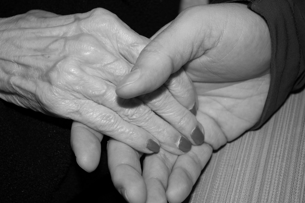 Mujer de 98 años se muda a ancianato para cuidar a su hijo de 80
