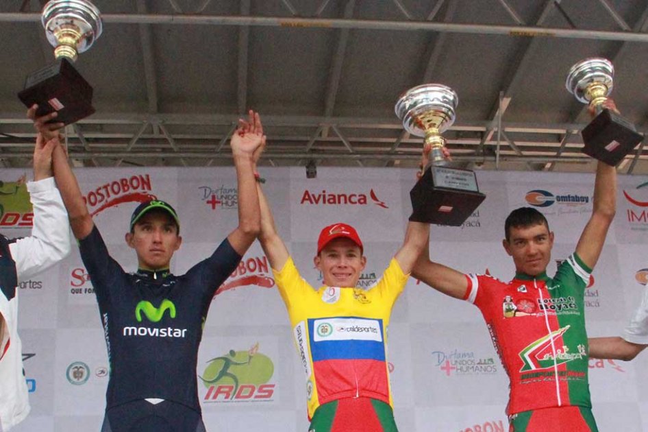 Miguel Ángel López (centro) ganador de la edición 2015 de La Vuelta de la Juventud. Foto: Federación Colombiana de Ciclismo.