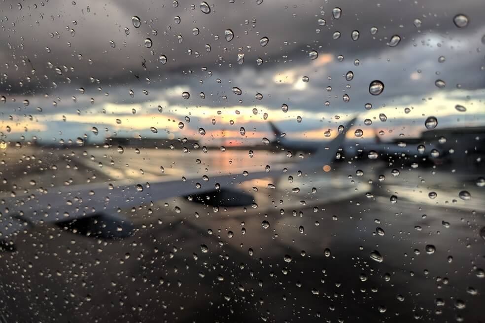 Fuertes lluvias producen retrasos y cancelaciones de vuelos en el país